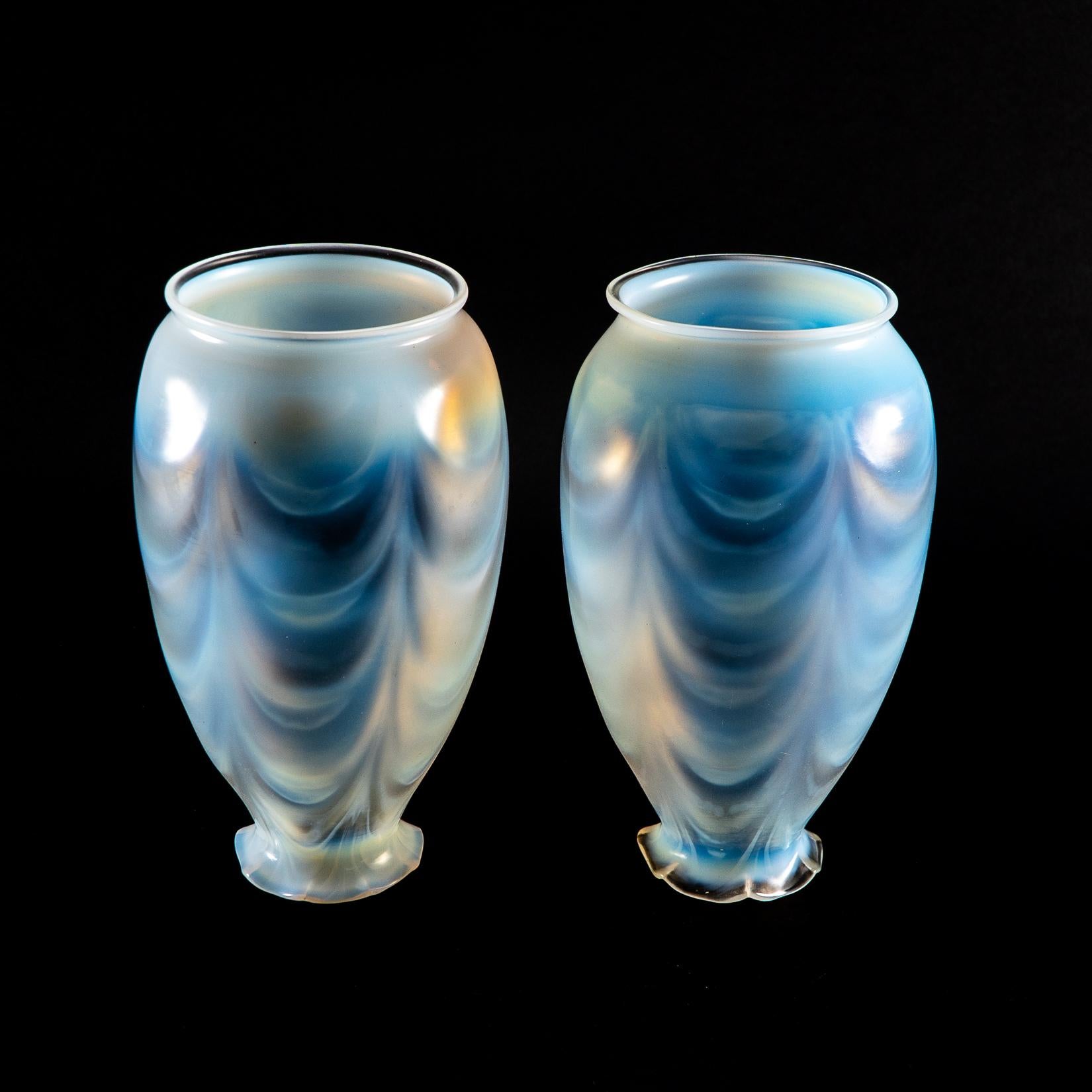 A Pair of Opalescent Glass Shades with Striking Feathered Patterns For Sale 8