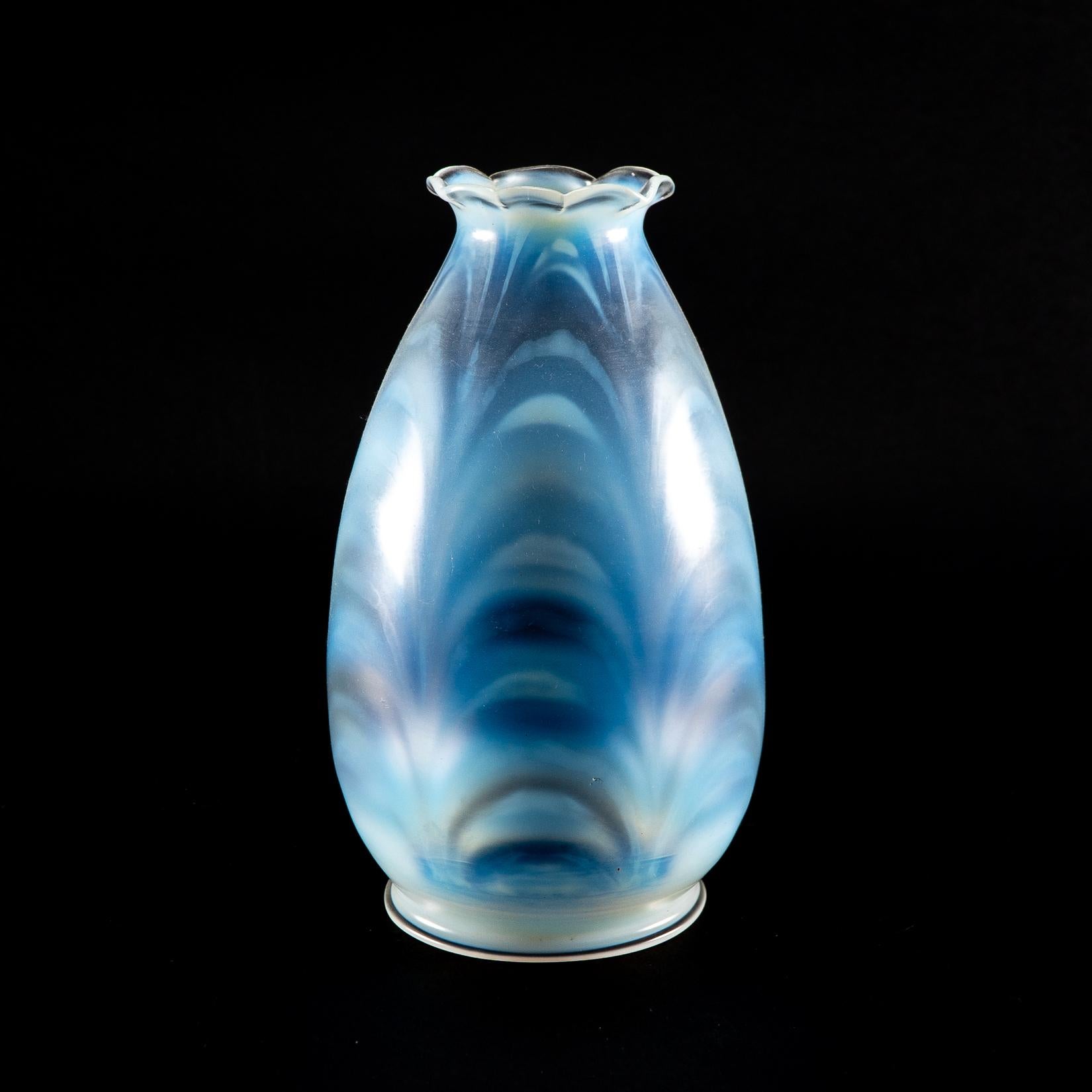 A Pair of Opalescent Glass Shades with Striking Feathered Patterns In Good Condition For Sale In London, GB