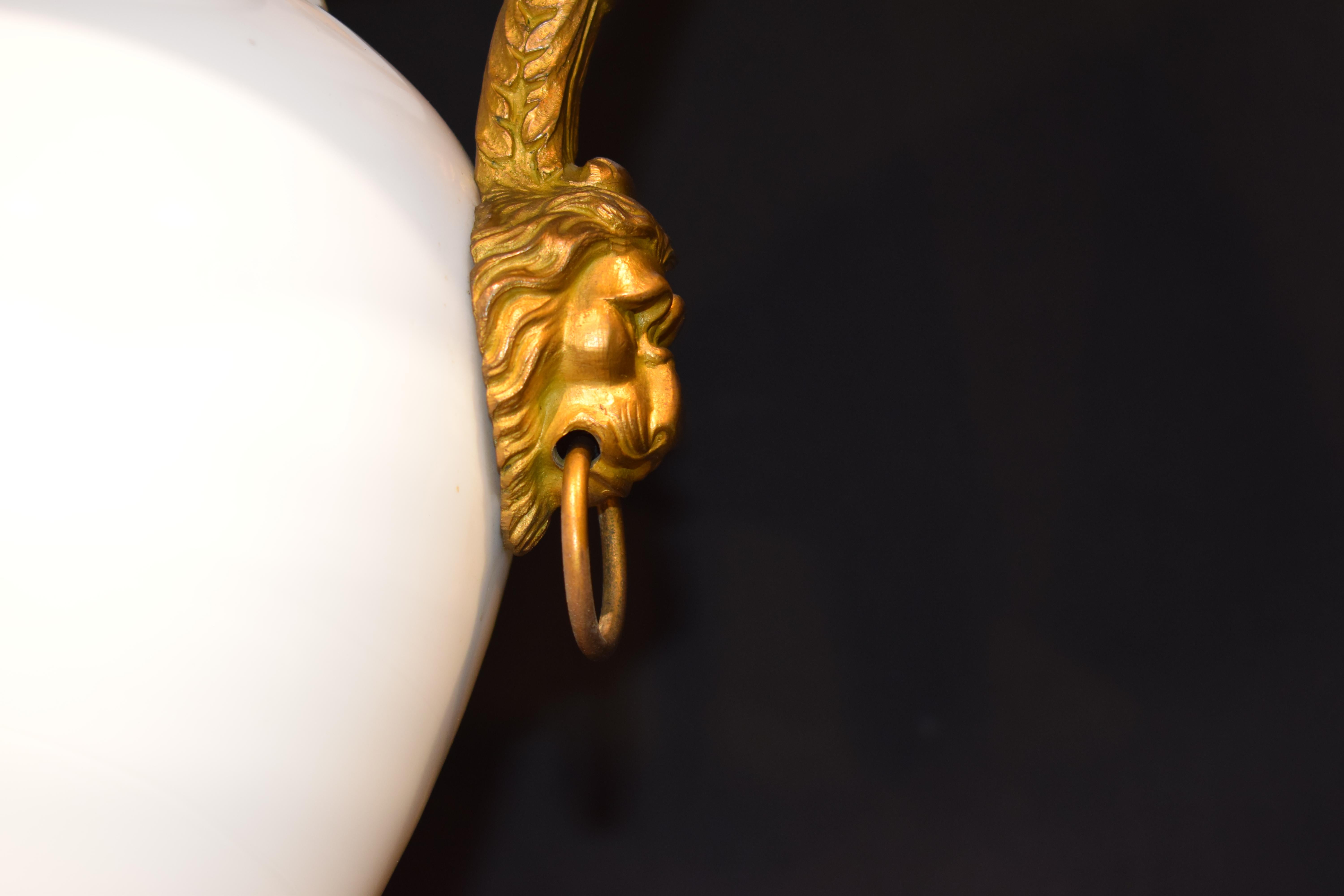 Paire d'urnes en opaline et bronze doré Bon état - En vente à Atlanta, GA