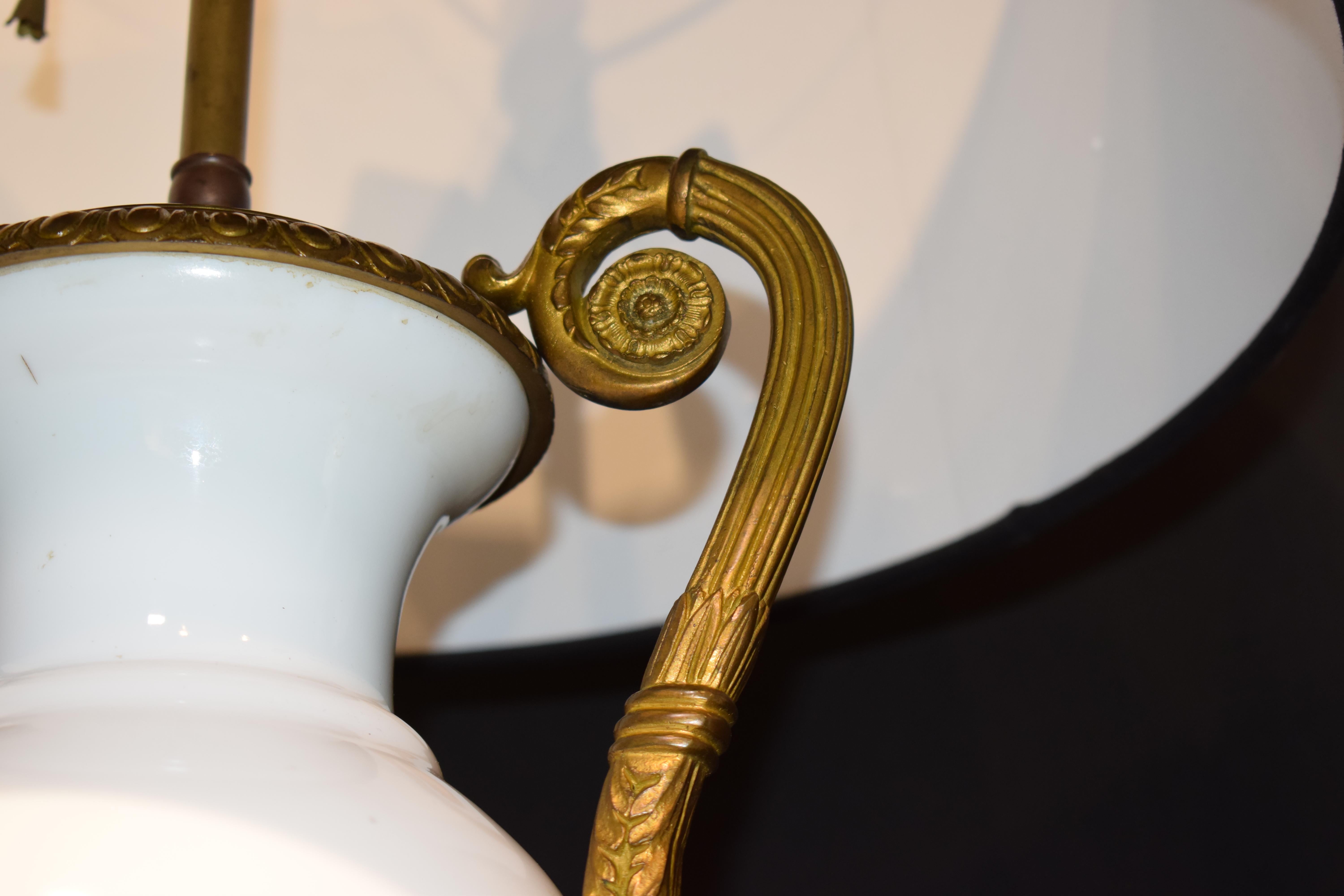 Fin du XIXe siècle Paire d'urnes en opaline et bronze doré en vente