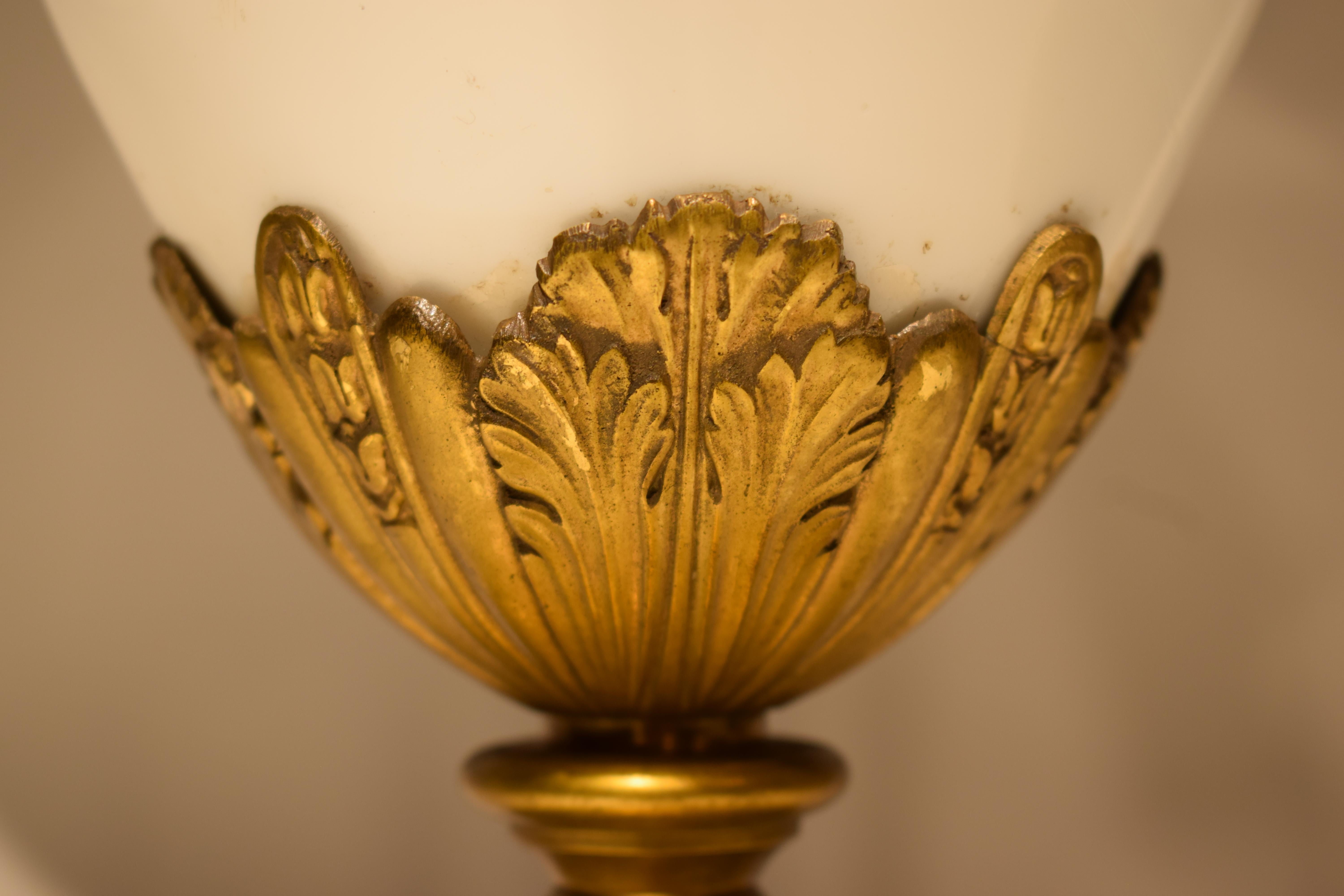 Urnen aus Opal und vergoldeter Bronze, Paar (Opalglas) im Angebot