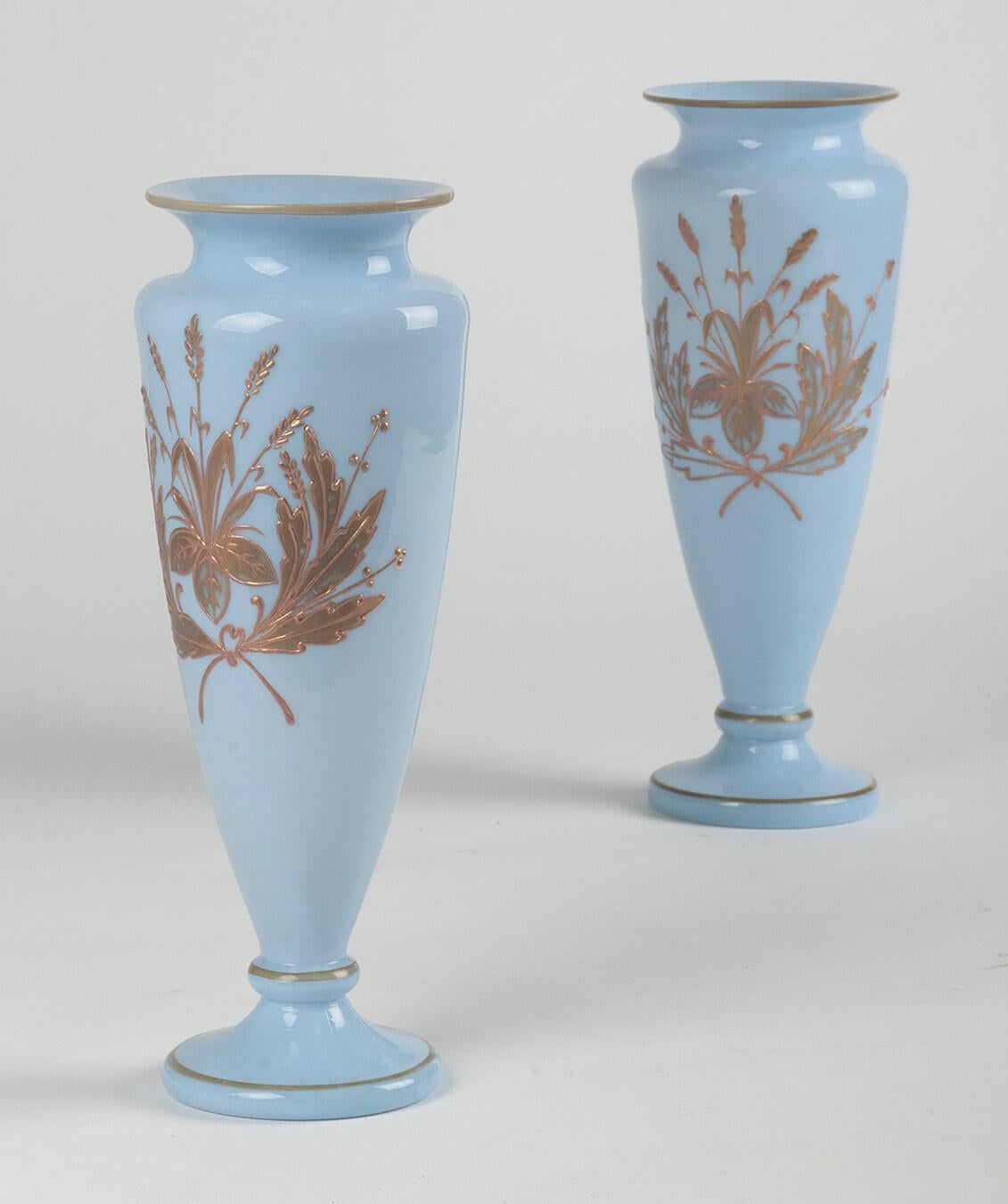 Paar viktorianische Vasen aus bemaltem Opalglas (Viktorianisch) im Angebot