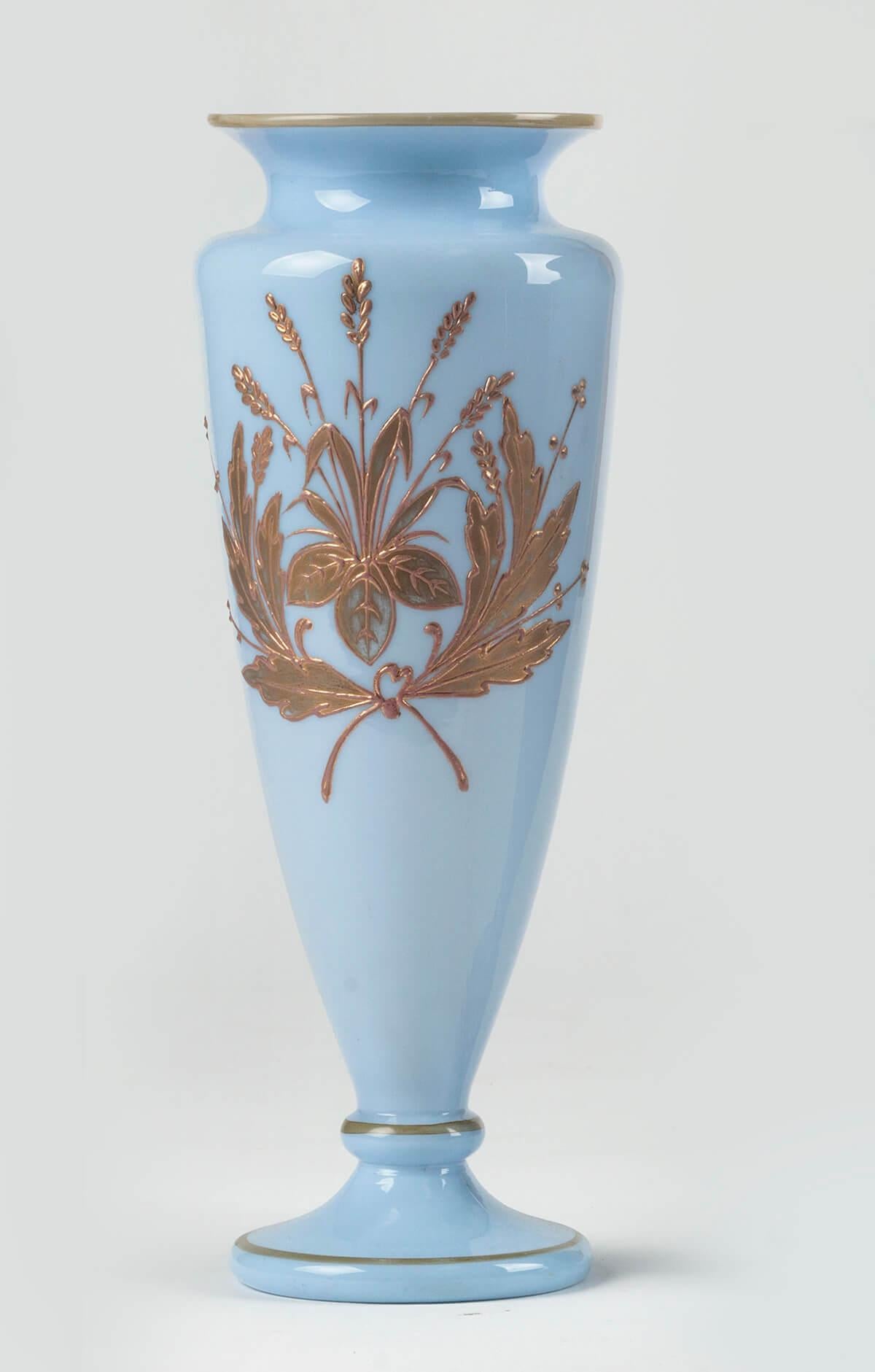Paar viktorianische Vasen aus bemaltem Opalglas (Englisch) im Angebot