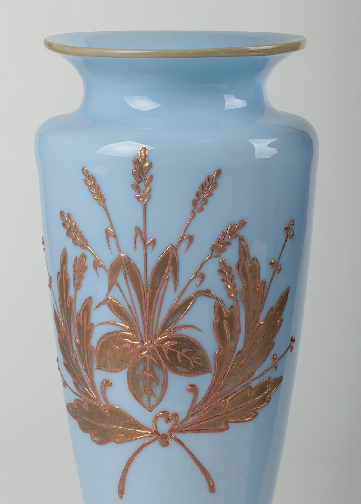 Paar viktorianische Vasen aus bemaltem Opalglas (Handbemalt) im Angebot