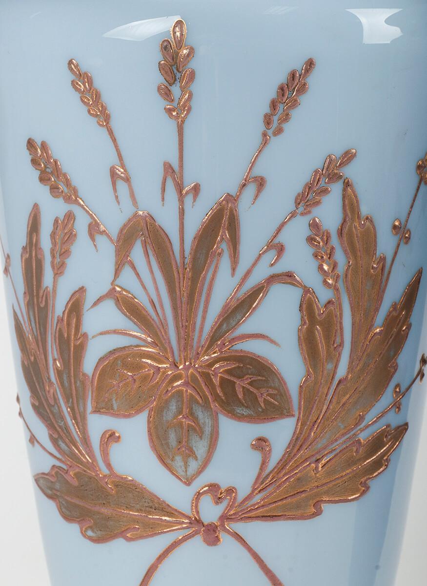 Paar viktorianische Vasen aus bemaltem Opalglas im Zustand „Gut“ im Angebot in Casteren, Noord-Brabant