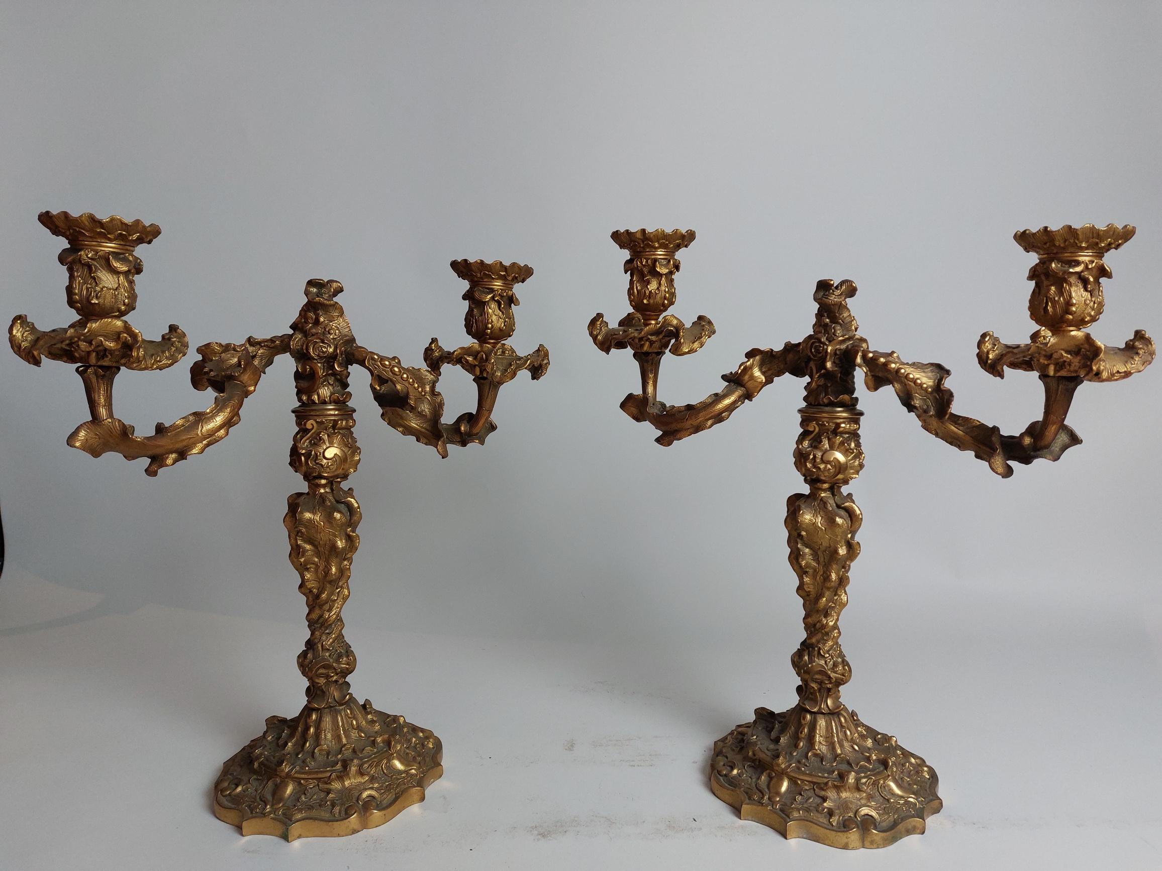 Ein Paar opulente Regency-Kerzenständer aus Goldbronze (1811-1820) (Französisch) im Angebot