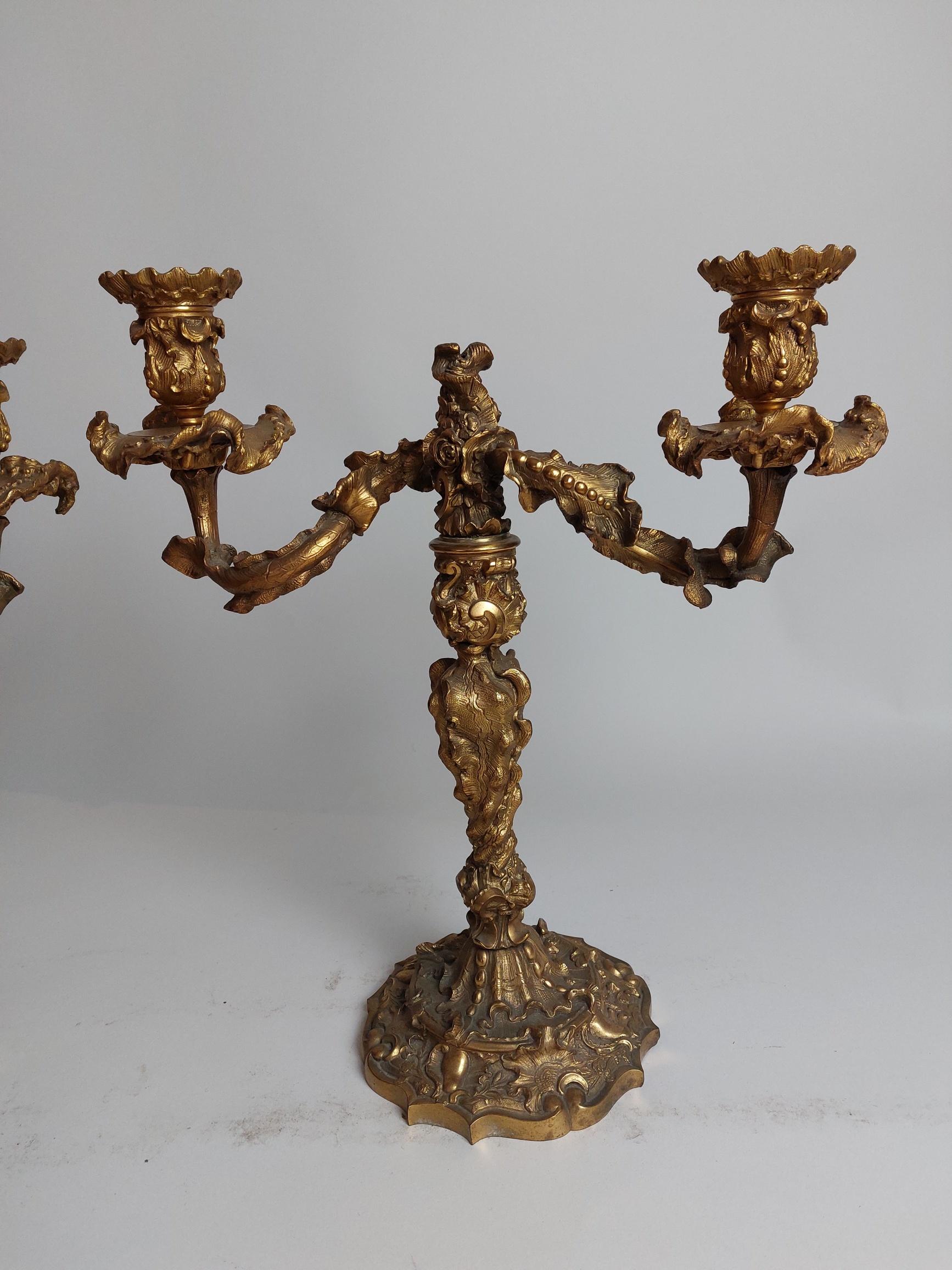 Ein Paar opulente Regency-Kerzenständer aus Goldbronze (1811-1820) (Gegossen) im Angebot