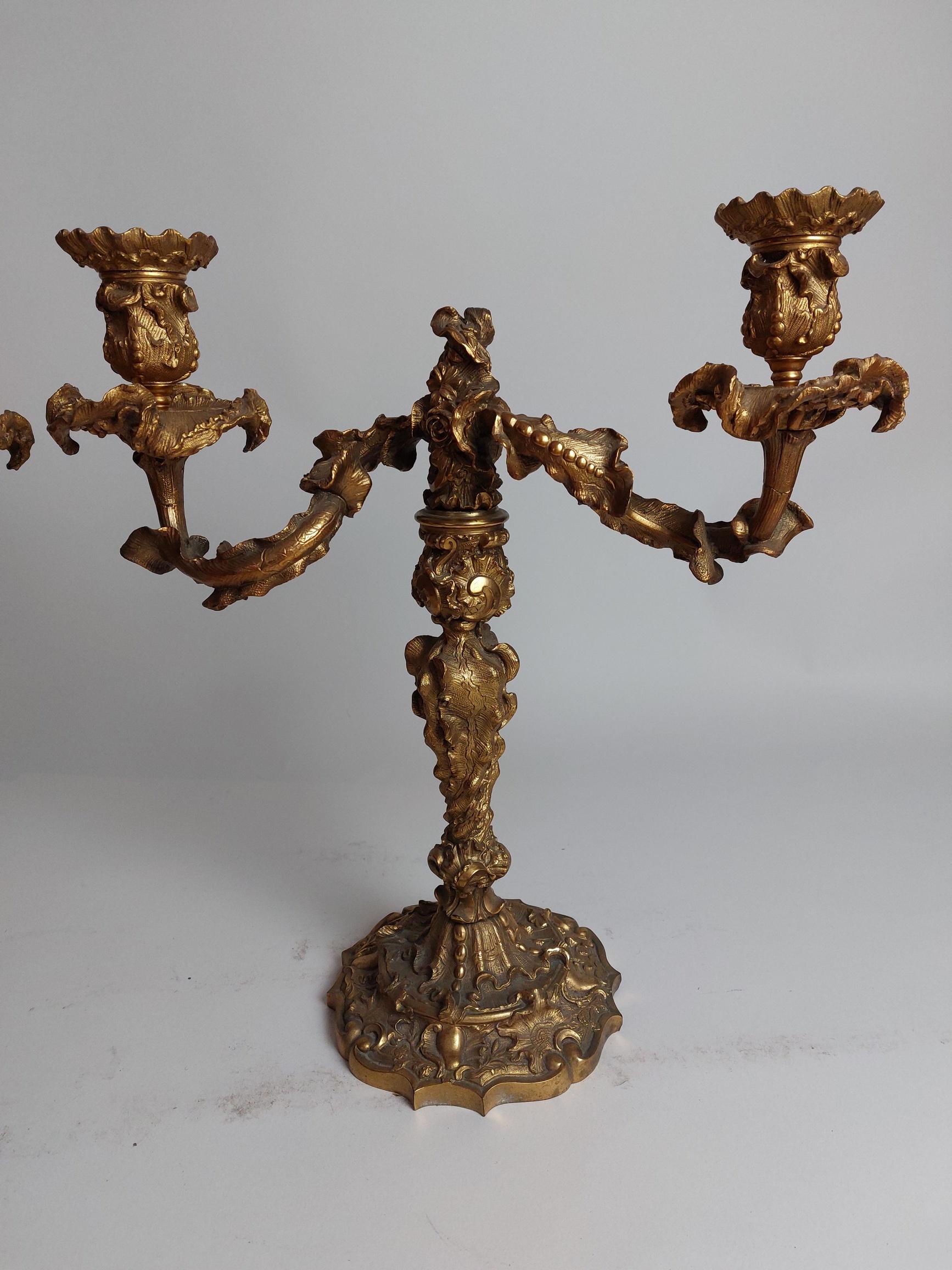 Ein Paar opulente Regency-Kerzenständer aus Goldbronze (1811-1820) im Zustand „Gut“ im Angebot in London, GB