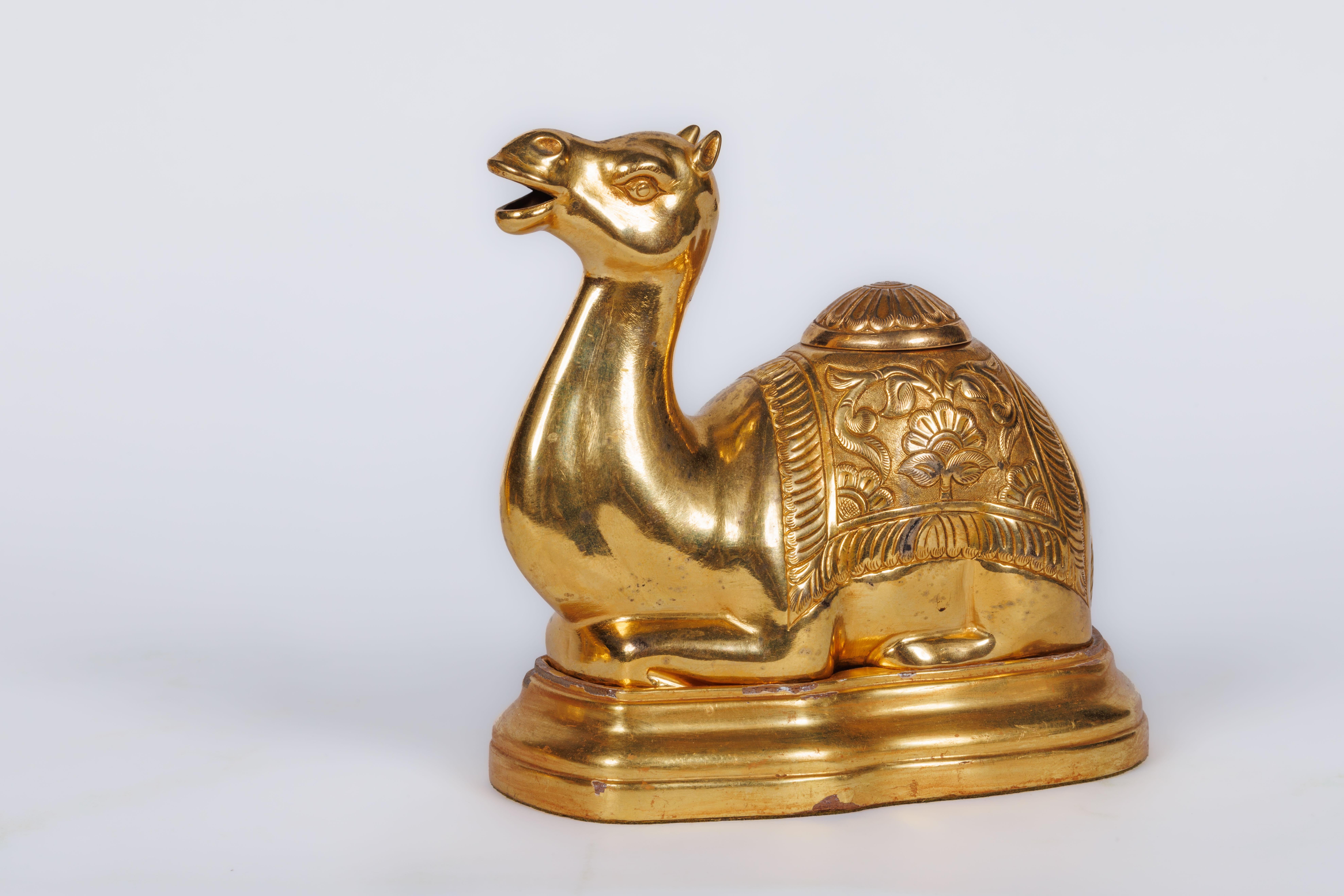 Una coppia di opulenti incensieri a cammello in argento dorato 925 su supporti in legno dorato, circa 1900

Realizzati con maestria, questi pezzi incarnano la grandezza e la raffinatezza dell'epoca, ornati da un sontuoso argento dorato che cattura