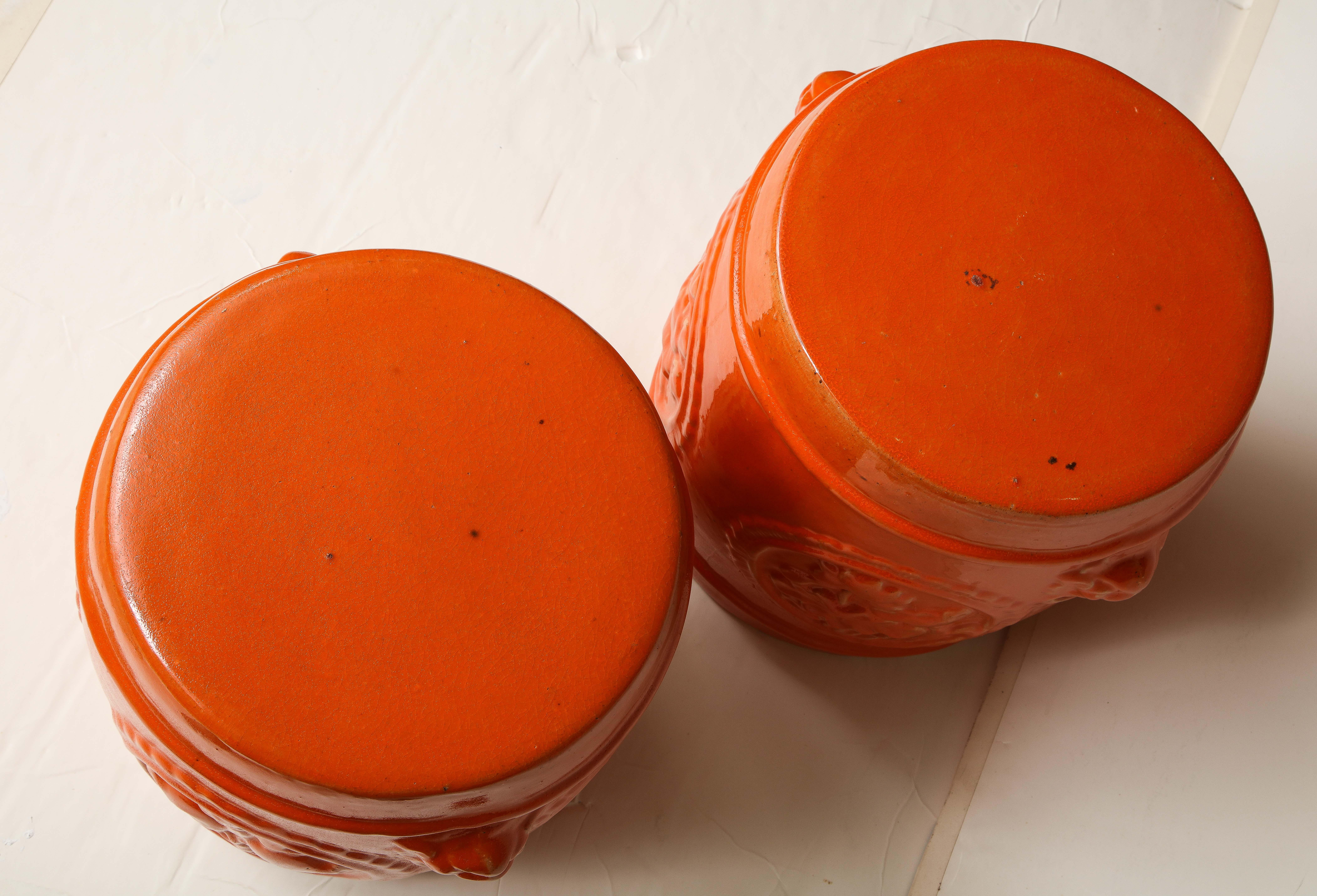 Paar orangefarbene Keramik-Gartenhocker 5