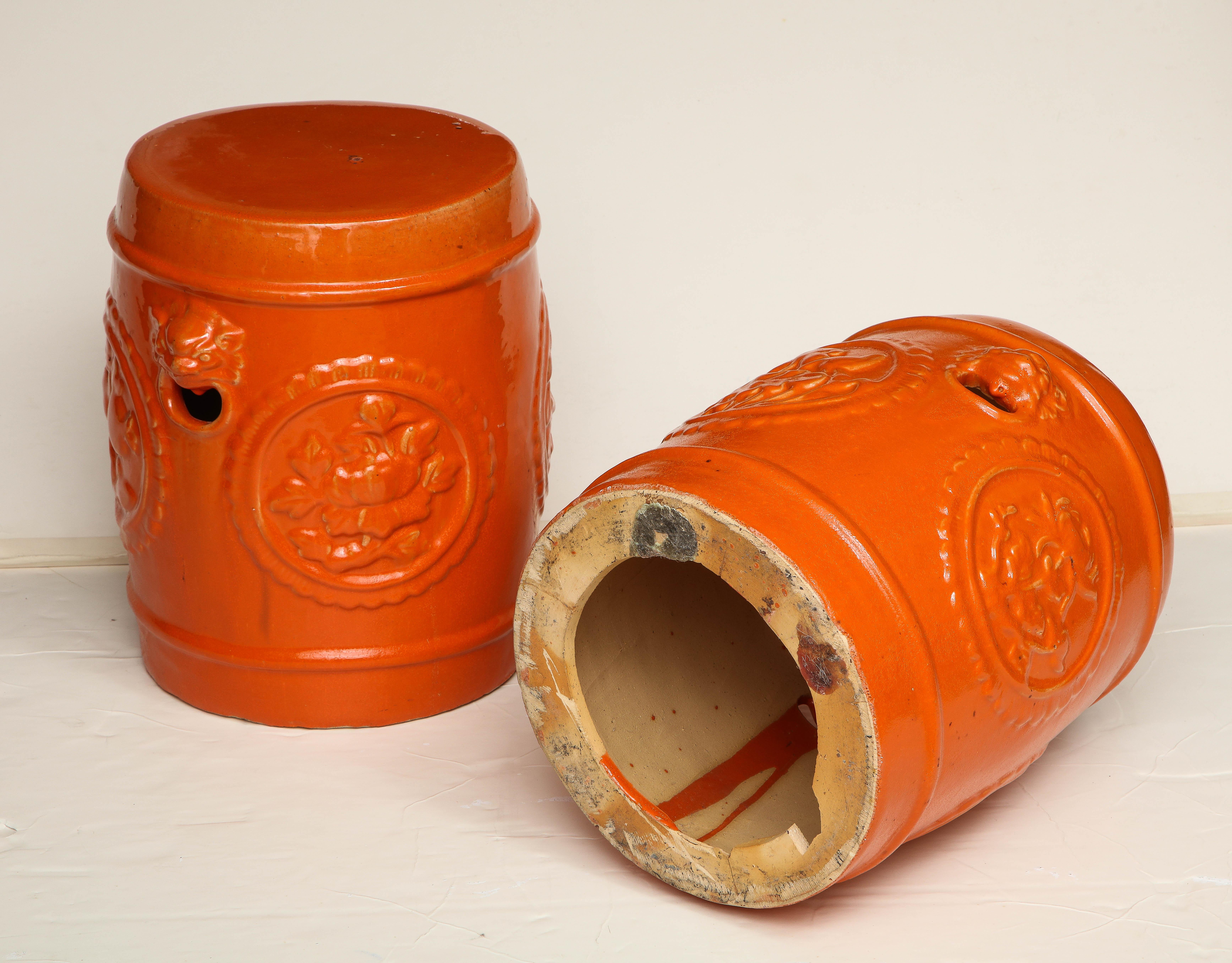 Paar orangefarbene Keramik-Gartenhocker 6