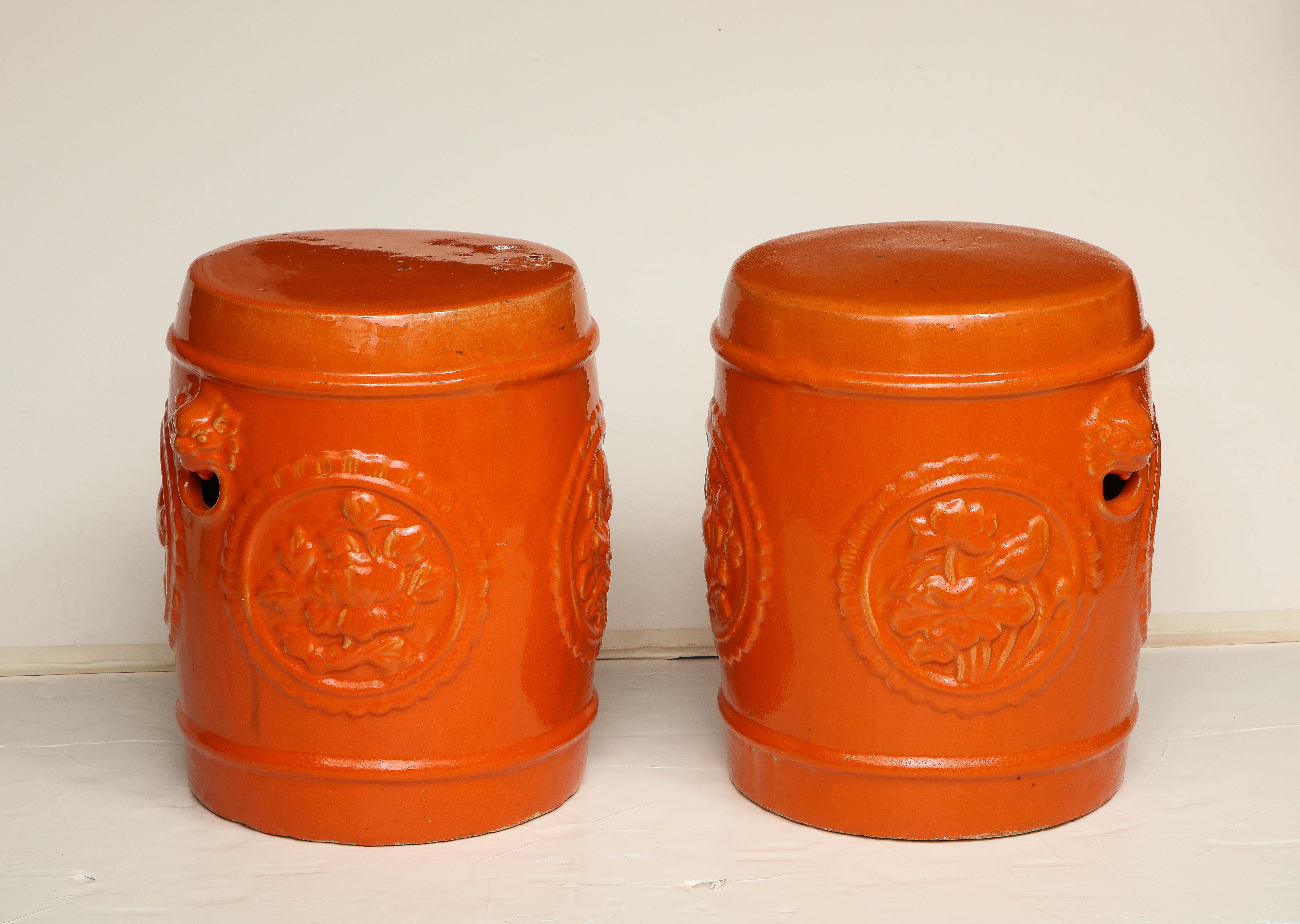 Orange kann in vielen Räumen einen wunderbaren Farbakzent setzen:: und diese beiden chinesischen Keramik-Gartenhocker sind sowohl farbenfroh als auch nützlich. Sie können als Getränketisch oder als kleine Ottomane dienen und verleihen dem Raum ein