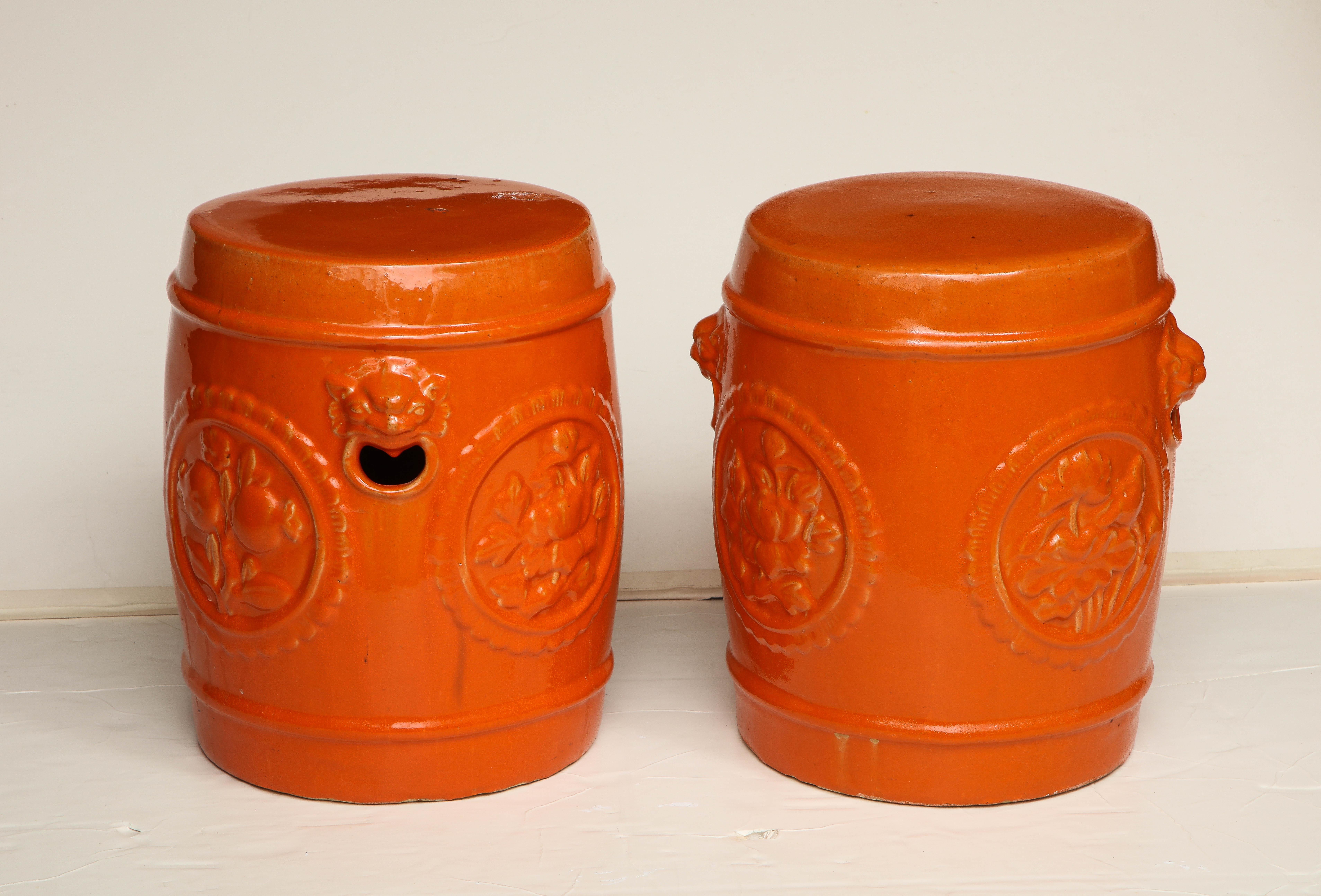 Paar orangefarbene Keramik-Gartenhocker (Chinesisch)