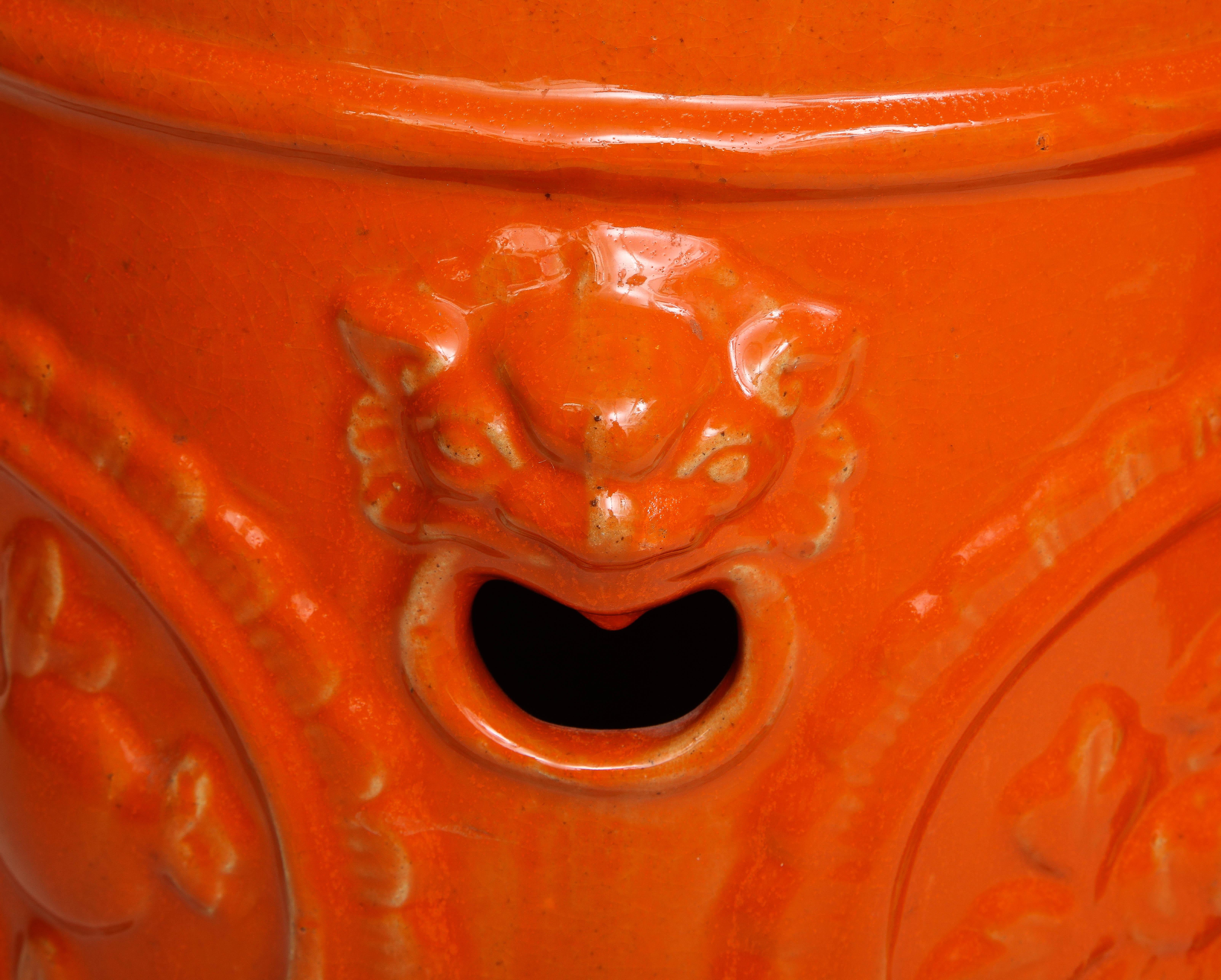 Paar orangefarbene Keramik-Gartenhocker (20. Jahrhundert)