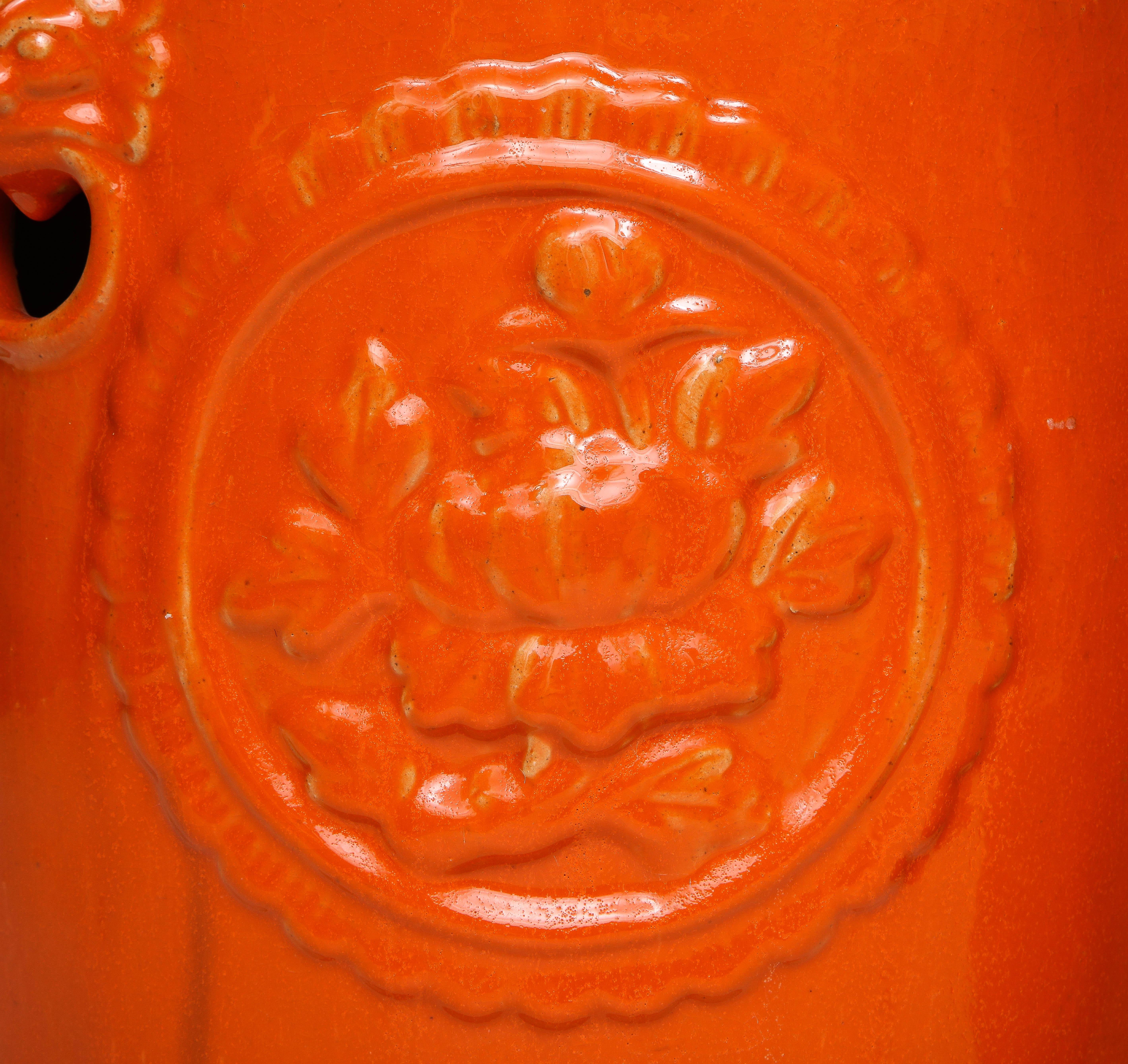 Paar orangefarbene Keramik-Gartenhocker 1