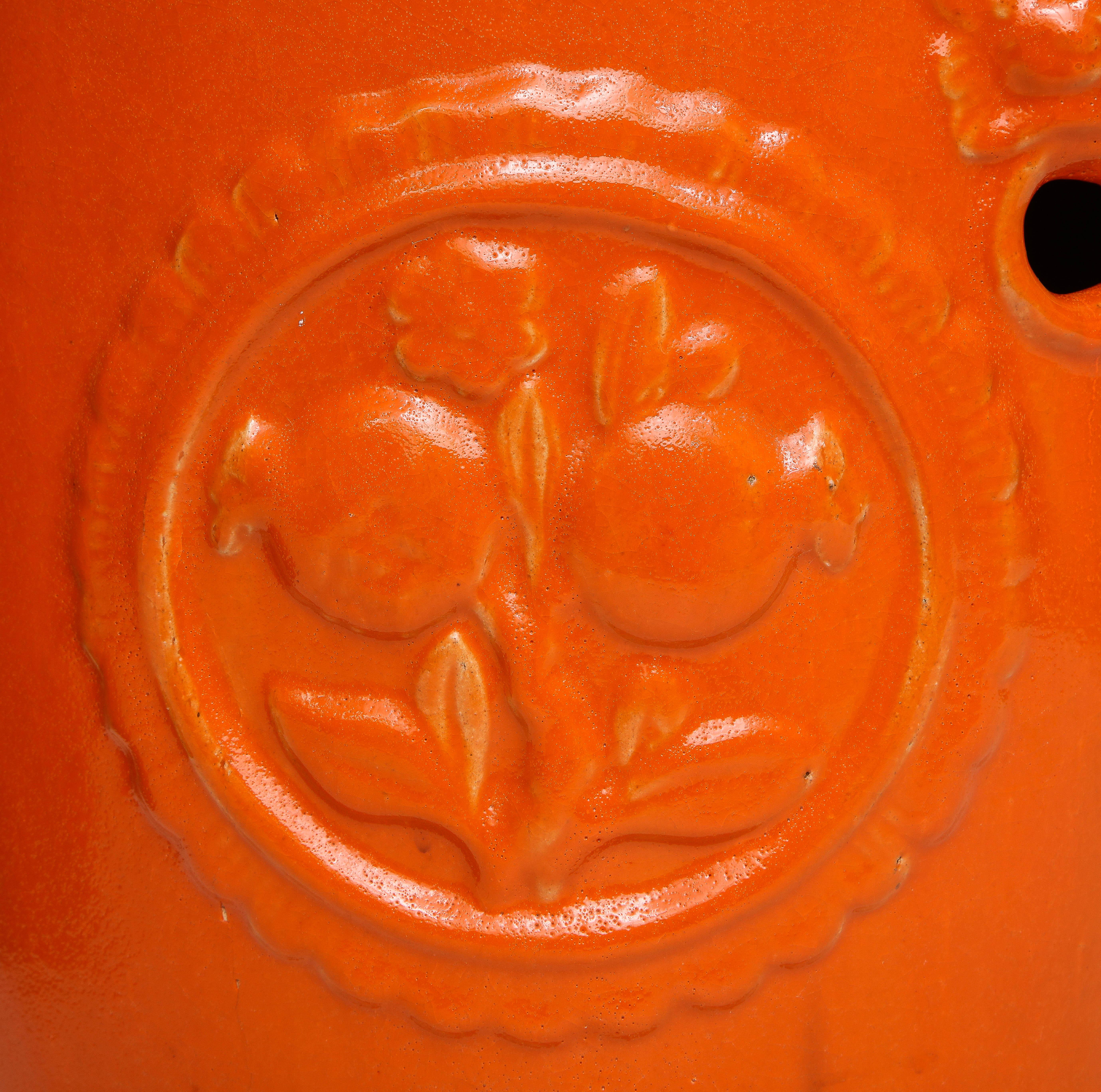Paar orangefarbene Keramik-Gartenhocker 2