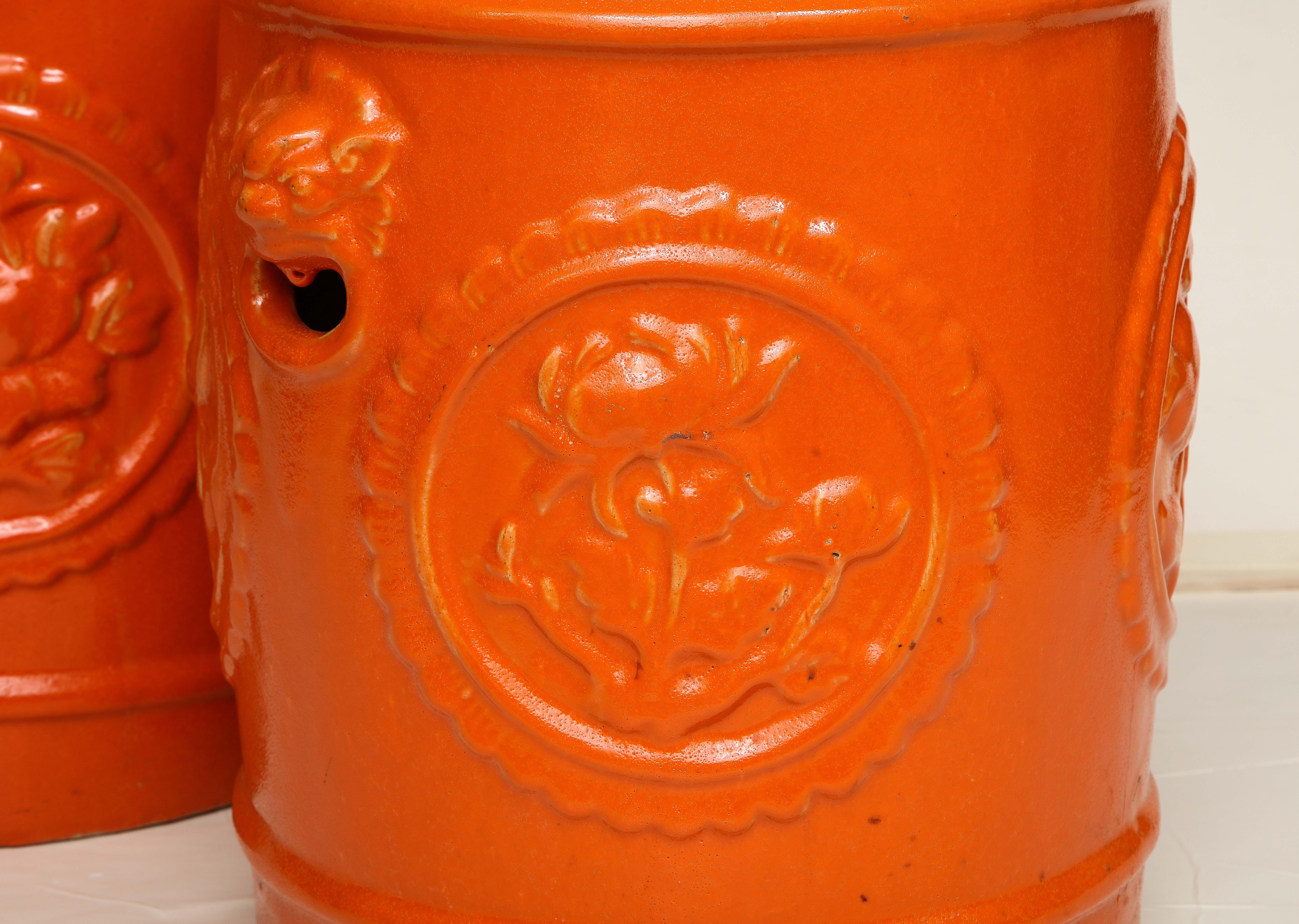 Paar orangefarbene Keramik-Gartenhocker 3