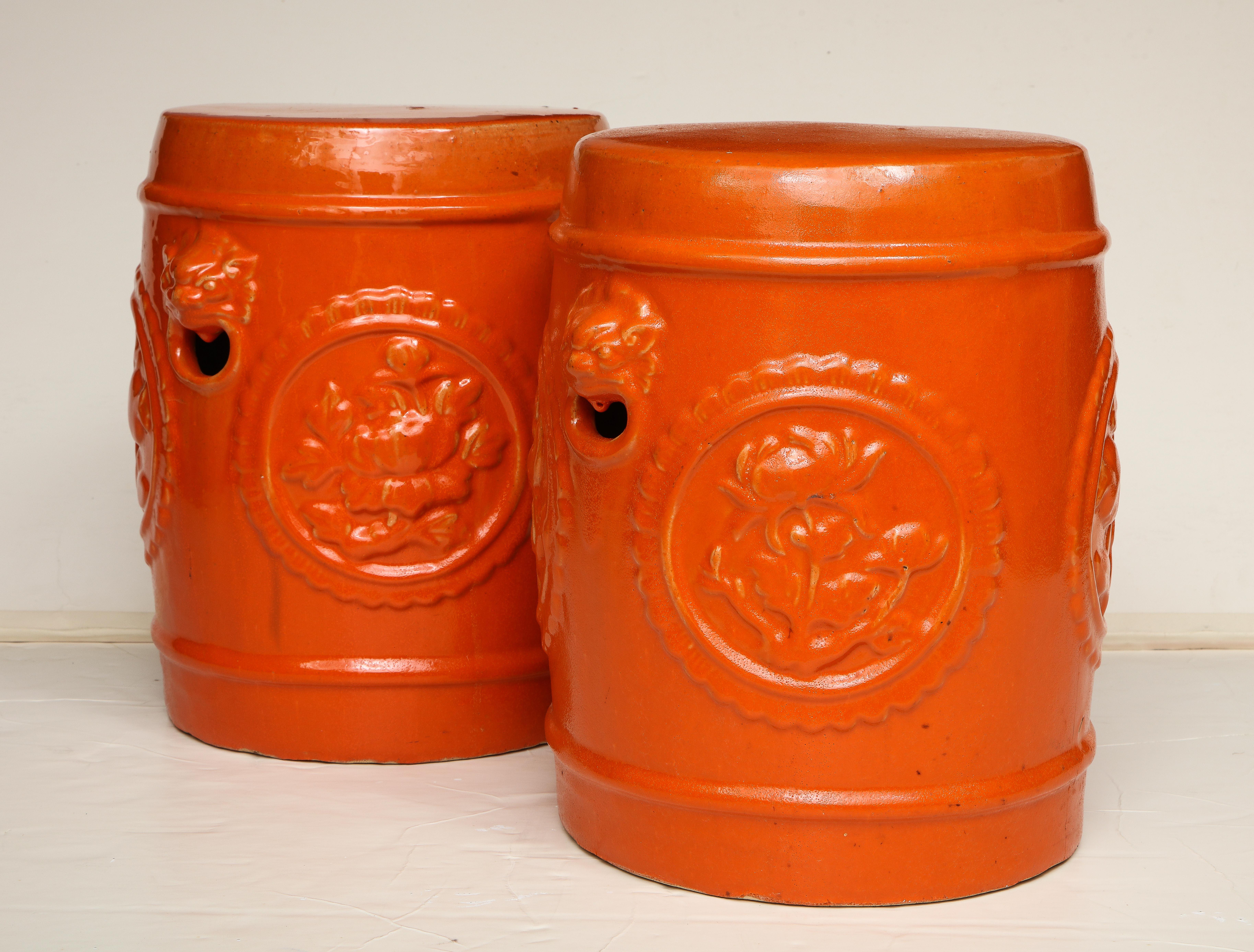 Paar orangefarbene Keramik-Gartenhocker 4