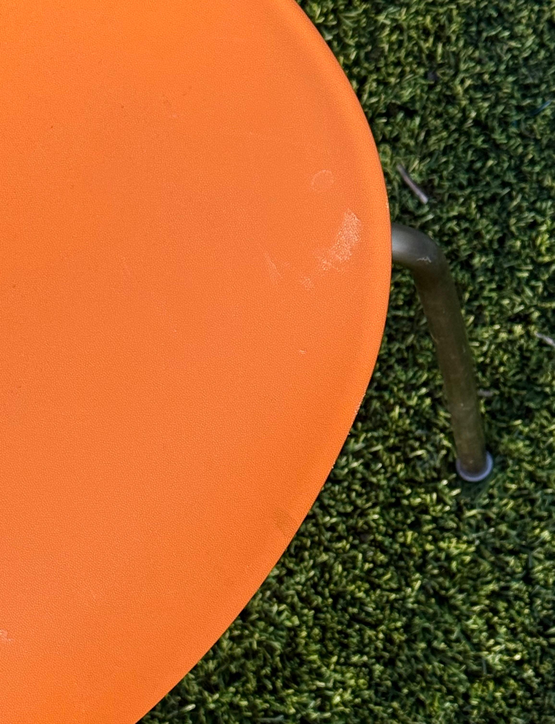 Pareja de sillas Globus naranjas de Jesus Gasca para STUA, España finales del siglo XX en venta 4