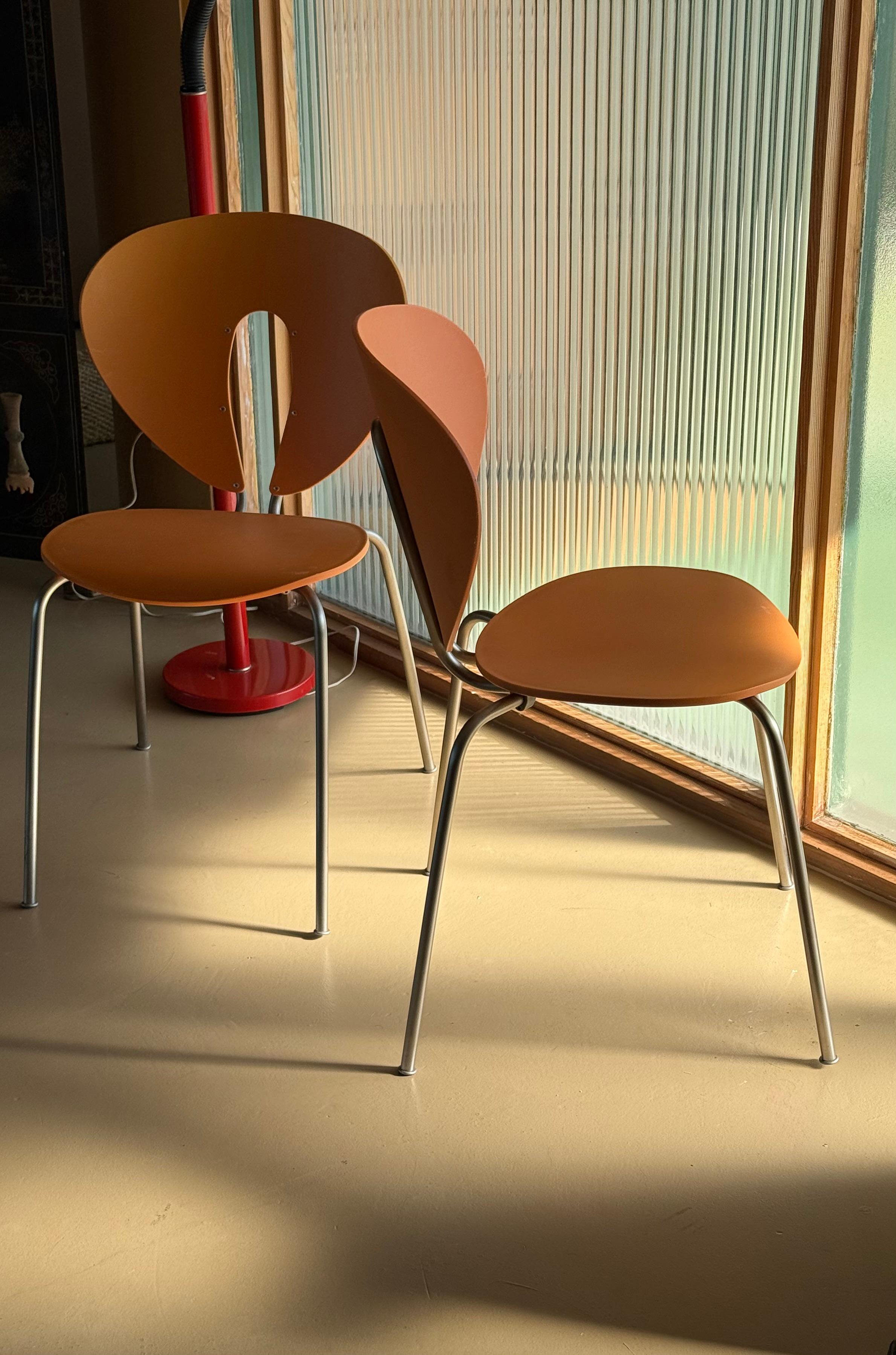 Pareja de sillas Globus naranjas de Jesus Gasca para STUA, España finales del siglo XX o principios del XXI. La silla Globus, diseñada por Gasca y fabricada por el fabricante modernista español STUA, se presentó en 1994. Con armazón de acero