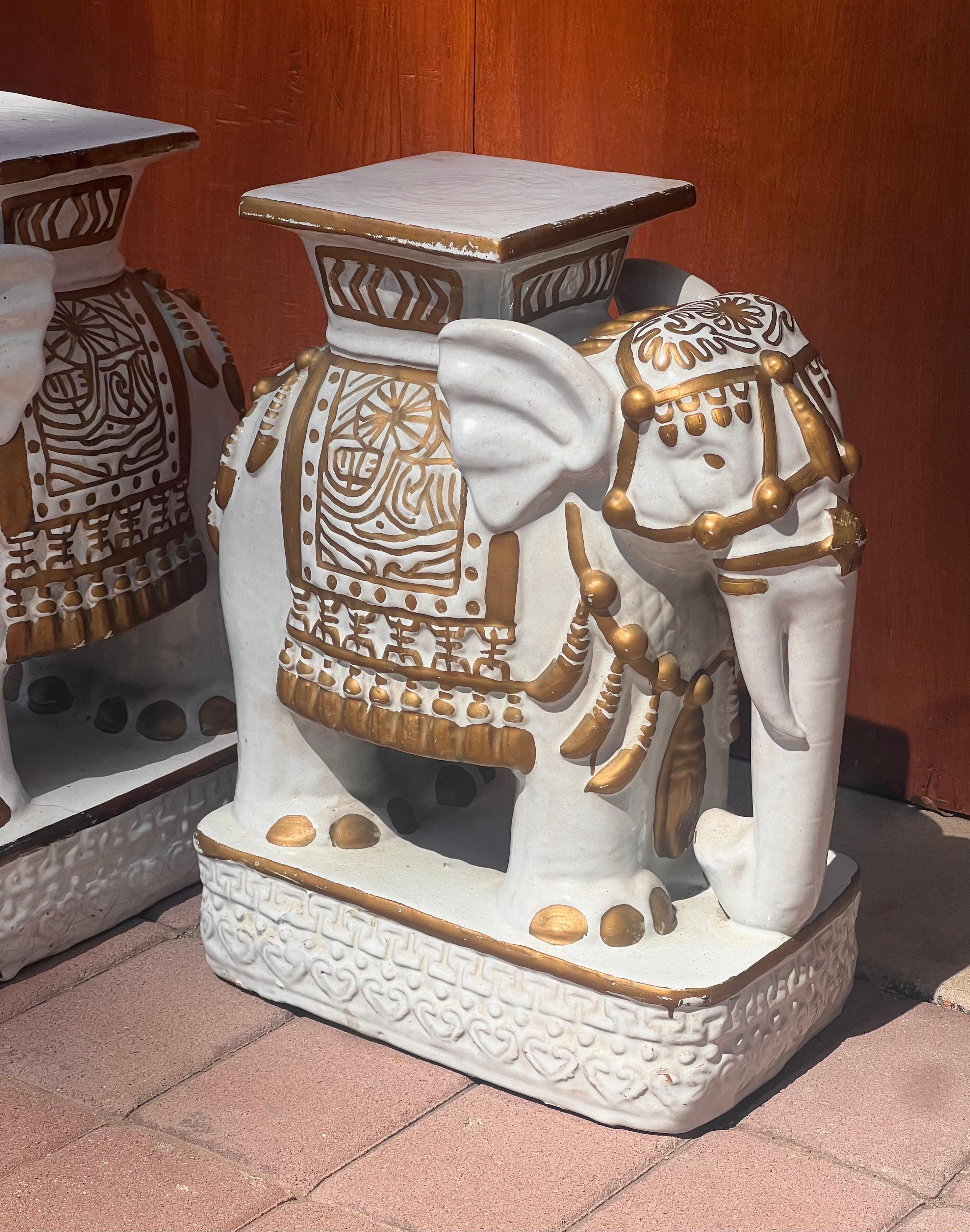 Paire de piédestaux pour éléphants en céramique orientale, 20e siècle en vente 3