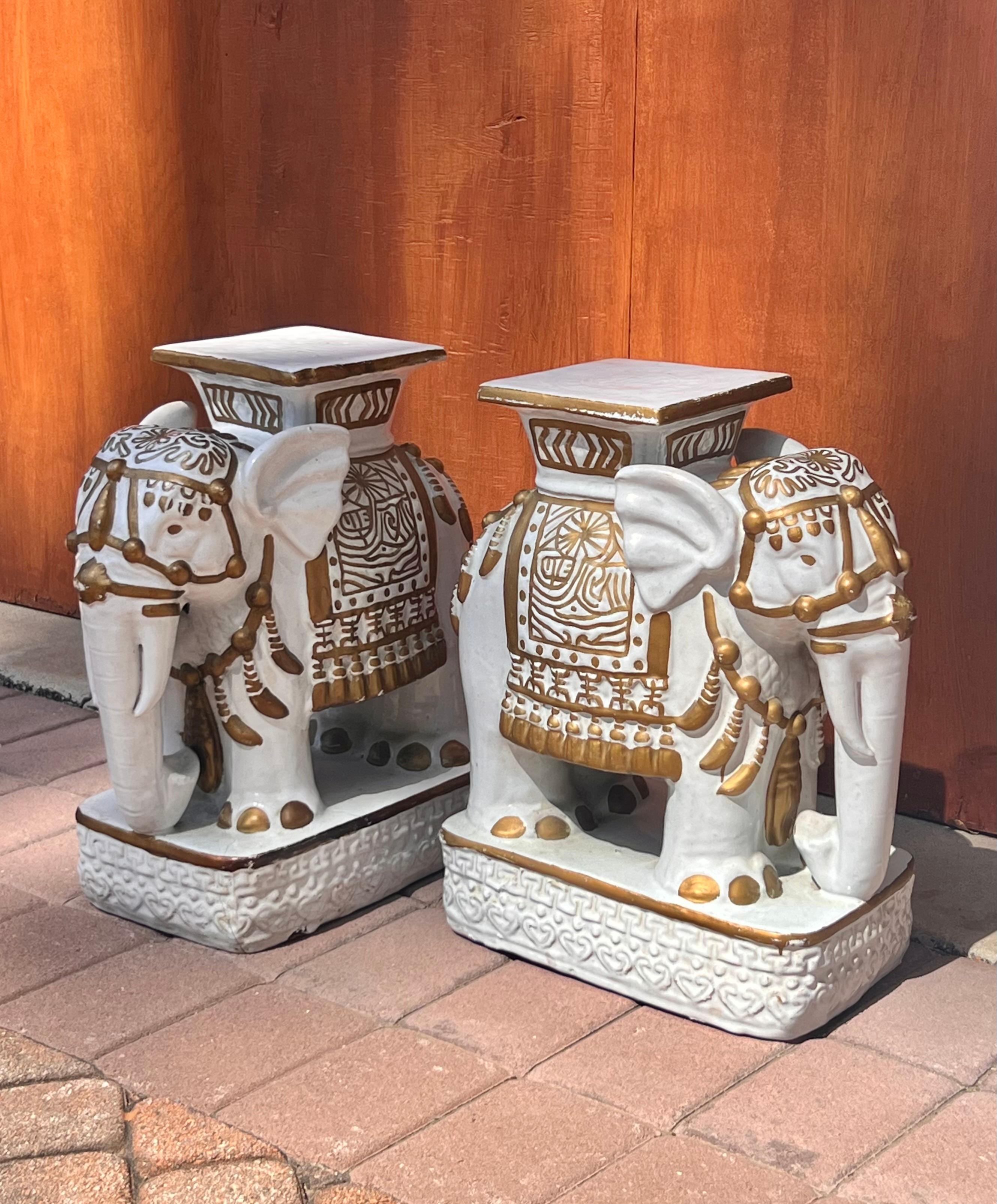 Paire de piédestaux pour éléphants en céramique orientale, 20e siècle en vente 4