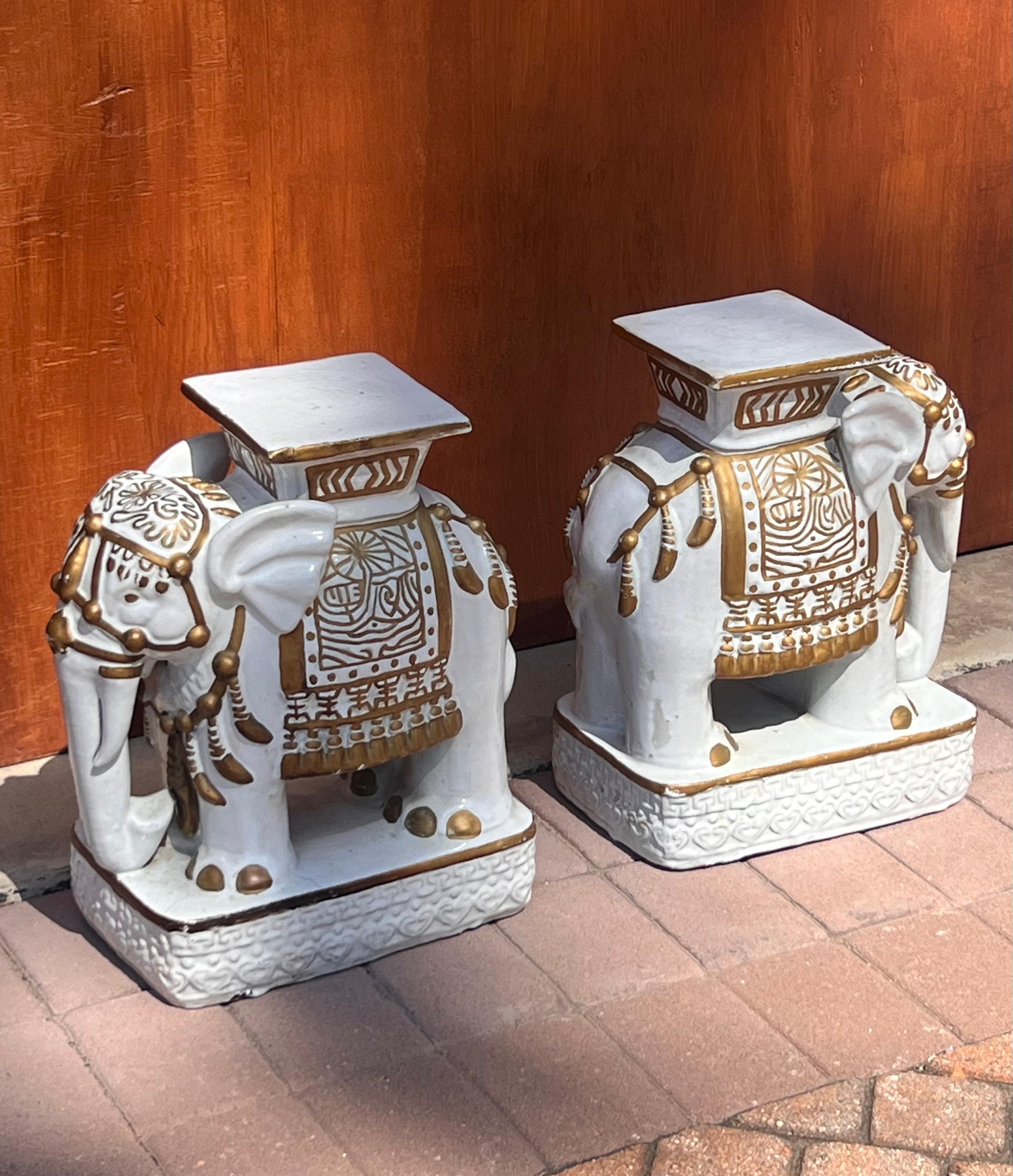 Inconnu Paire de piédestaux pour éléphants en céramique orientale, 20e siècle en vente
