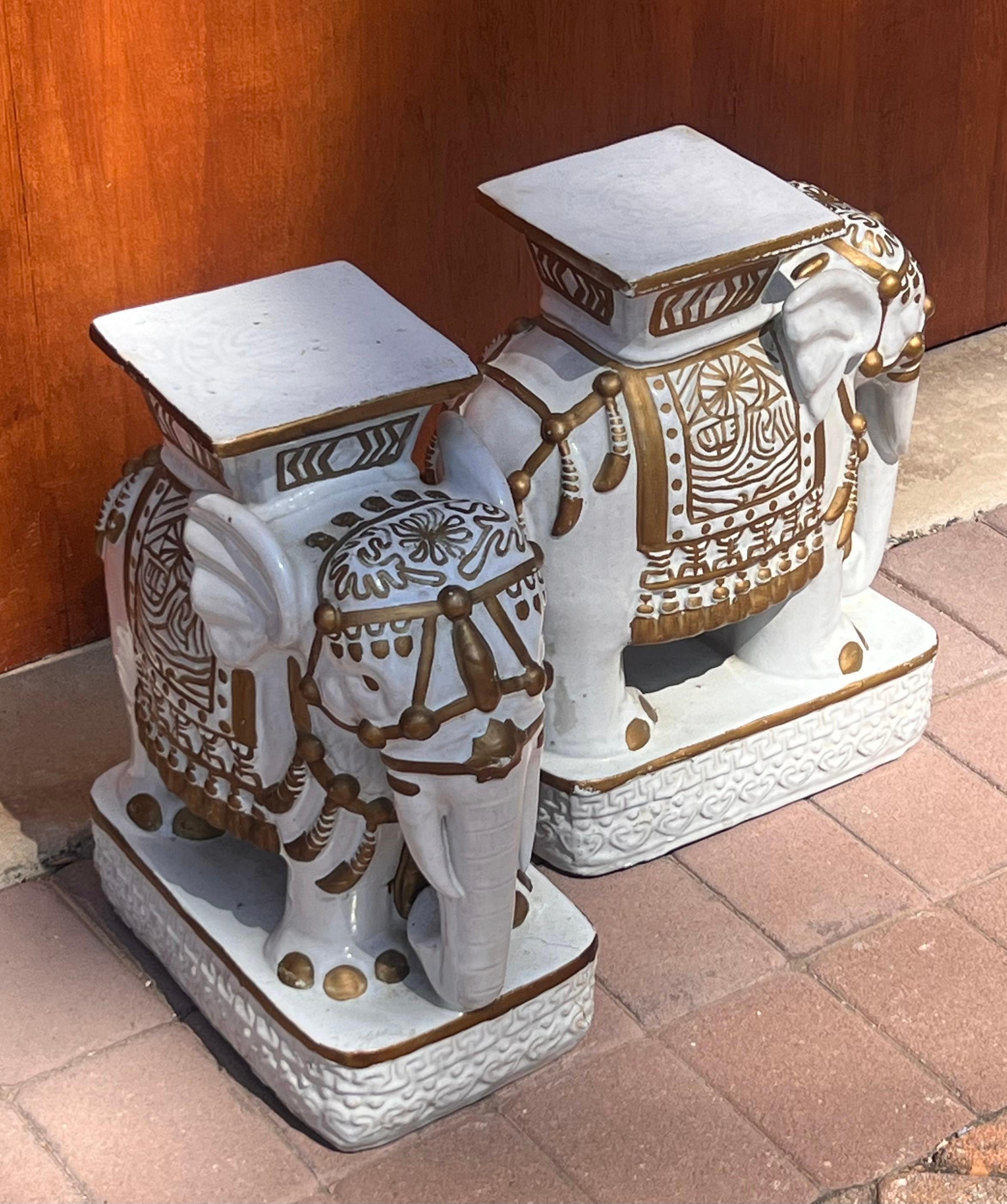 Paire de piédestaux pour éléphants en céramique orientale, 20e siècle Bon état - En vente à View Park, CA