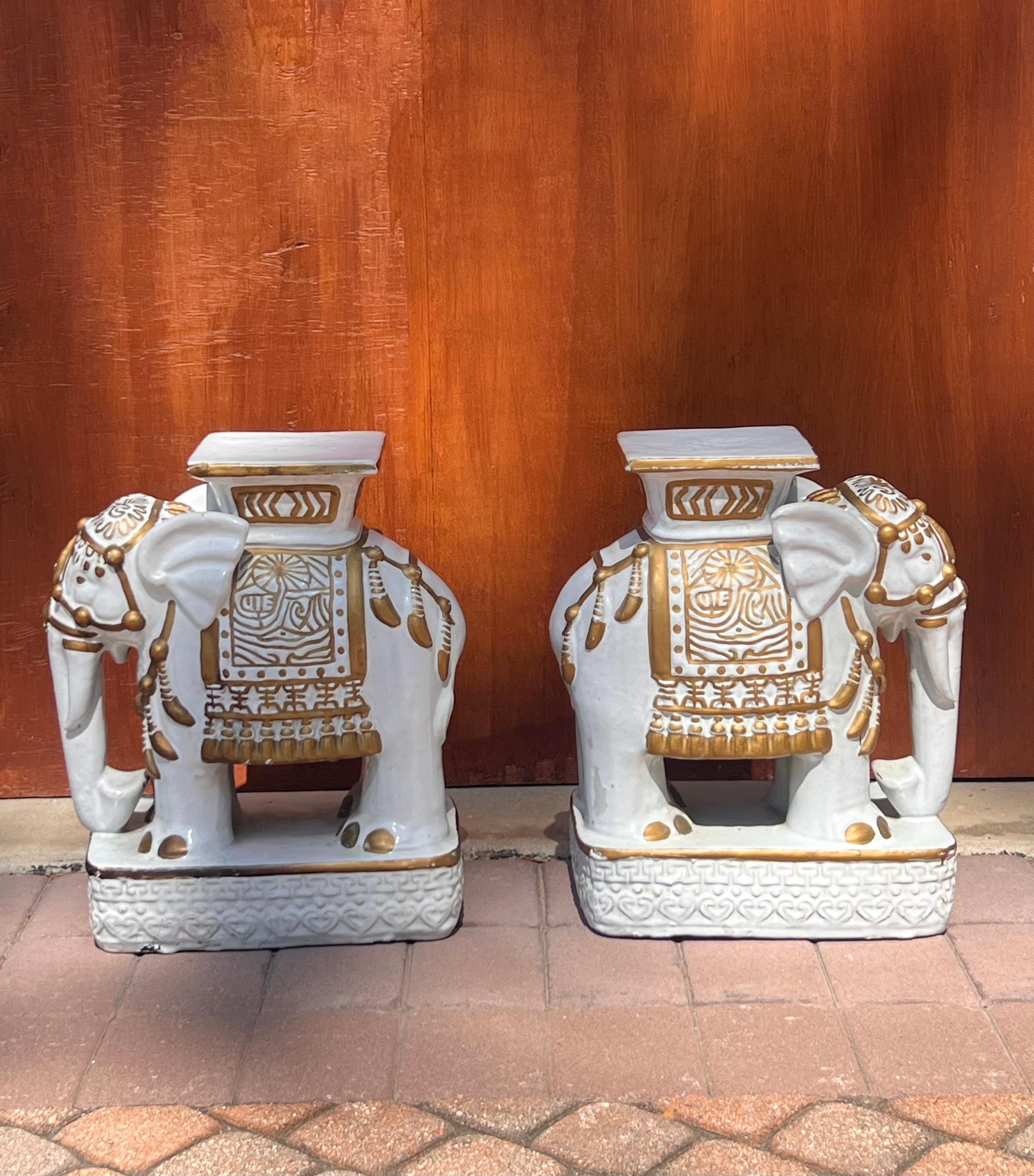 Paire de piédestaux pour éléphants en céramique orientale, 20e siècle en vente 2