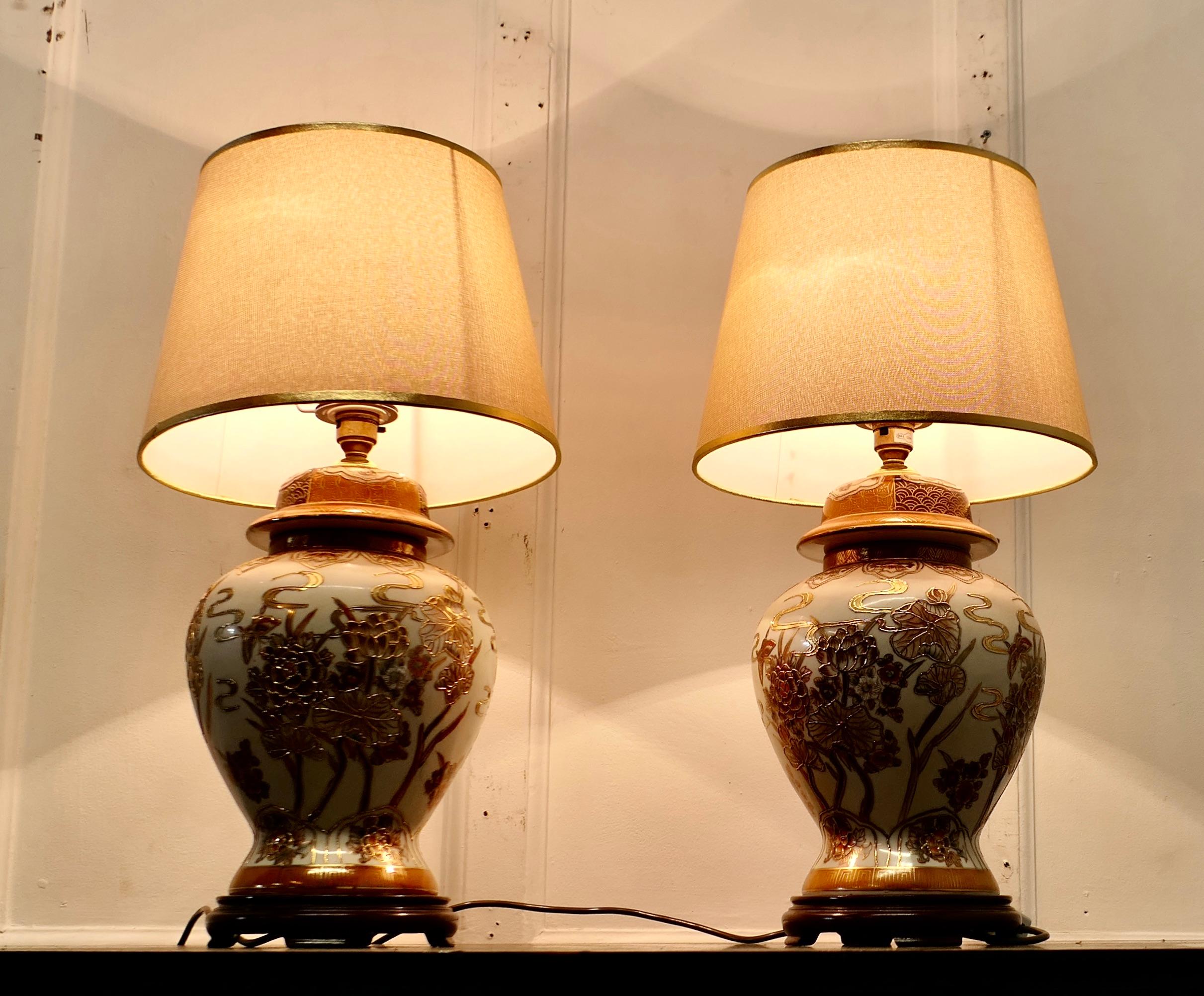 Coppia di lampade orientali in porcellana Ginger Jar 


Una bella coppia vintage risalente al 20° secolo, le lampade sono in tonalità ambra e hanno un motivo dorato in rilievo e vengono fornite con i loro paralumi originali.
Le lampade e i paralumi