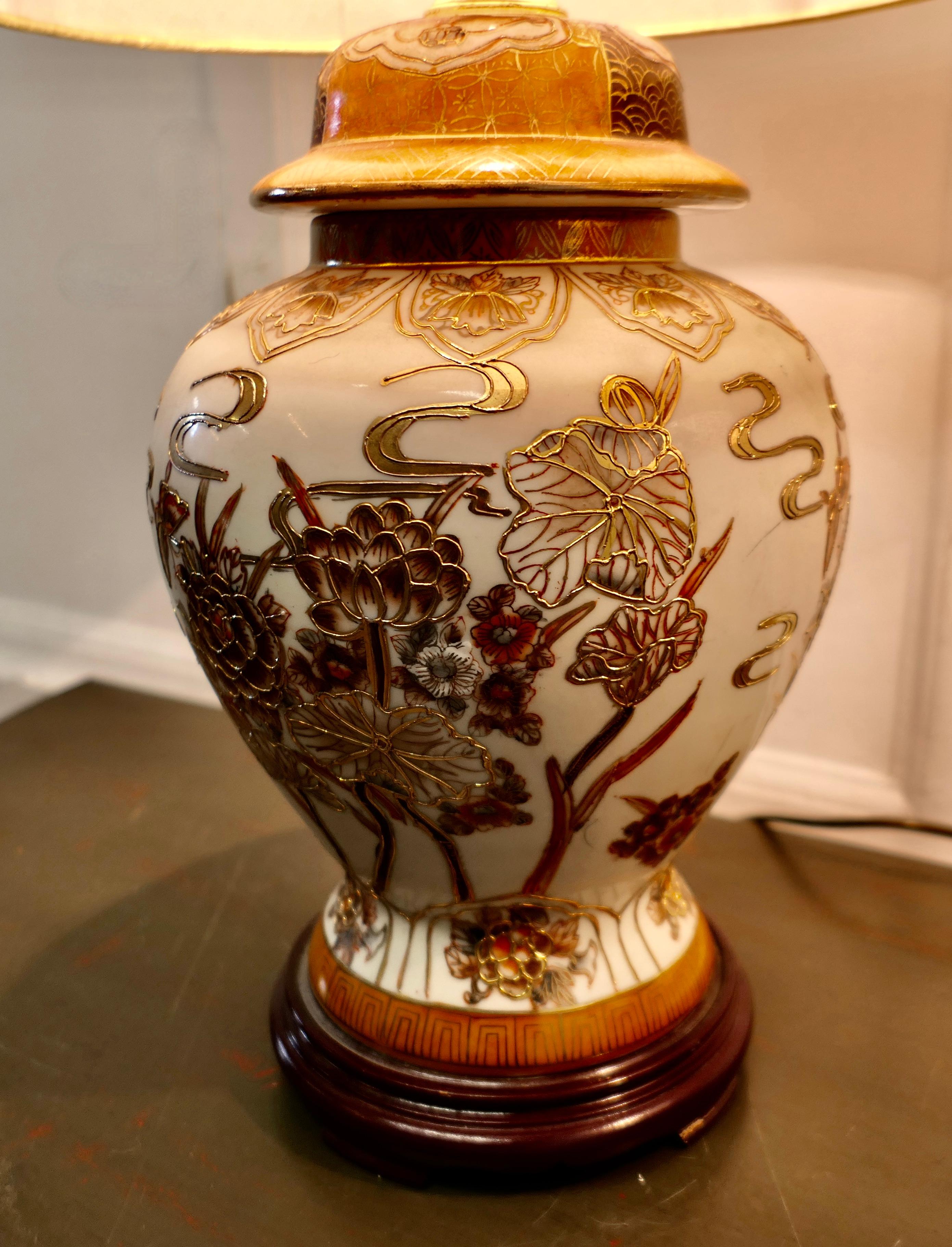 Metà XX secolo Coppia di lampade orientali in porcellana Ginger Jar    Un'incantevole coppia di date vintage BACS in vendita