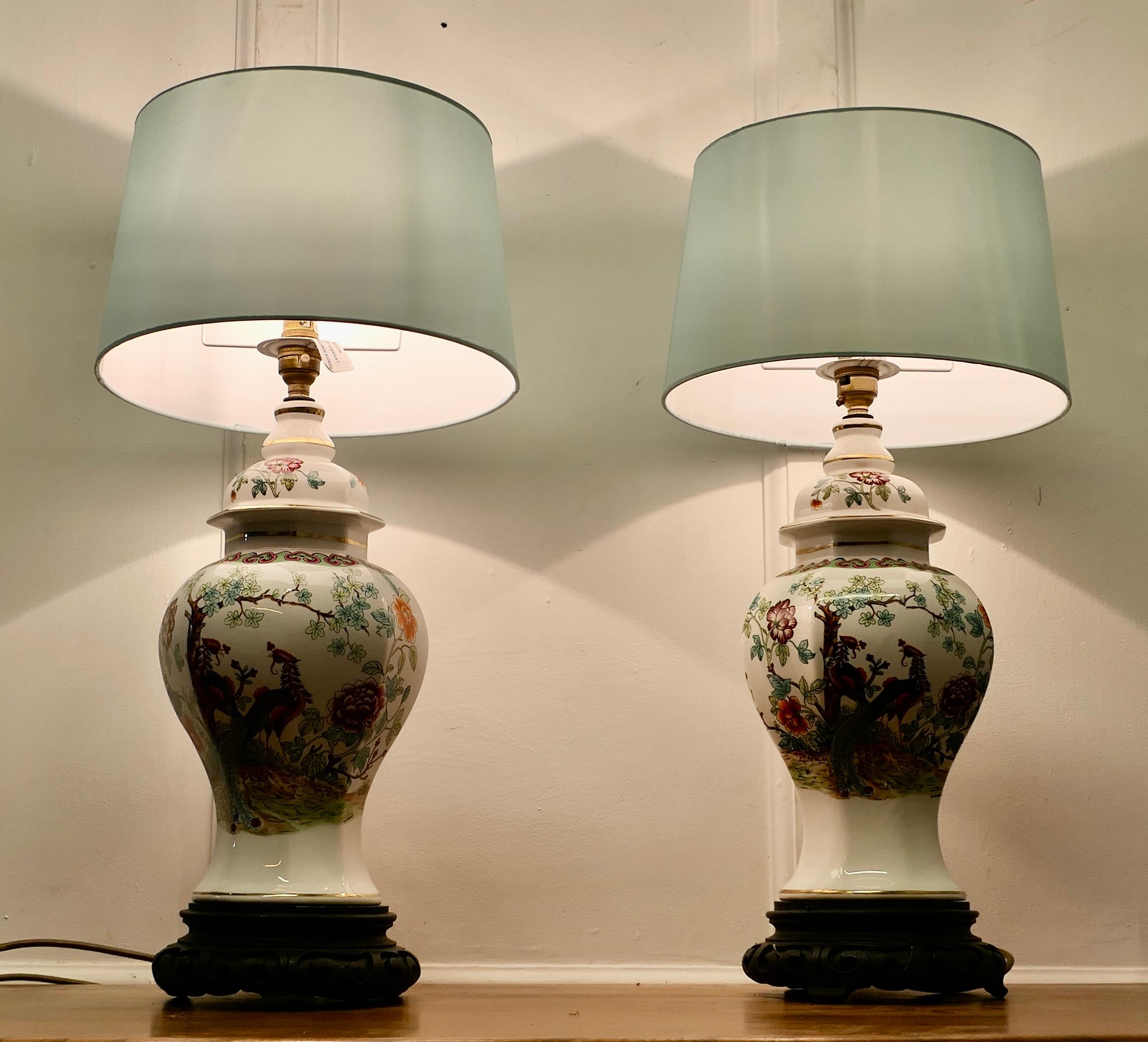 Paar orientalische Porzellanvasenlampen aus Porzellan    Ein wunderschönes Vintage-Paar aus dem Jahr t (Chinoiserie) im Angebot