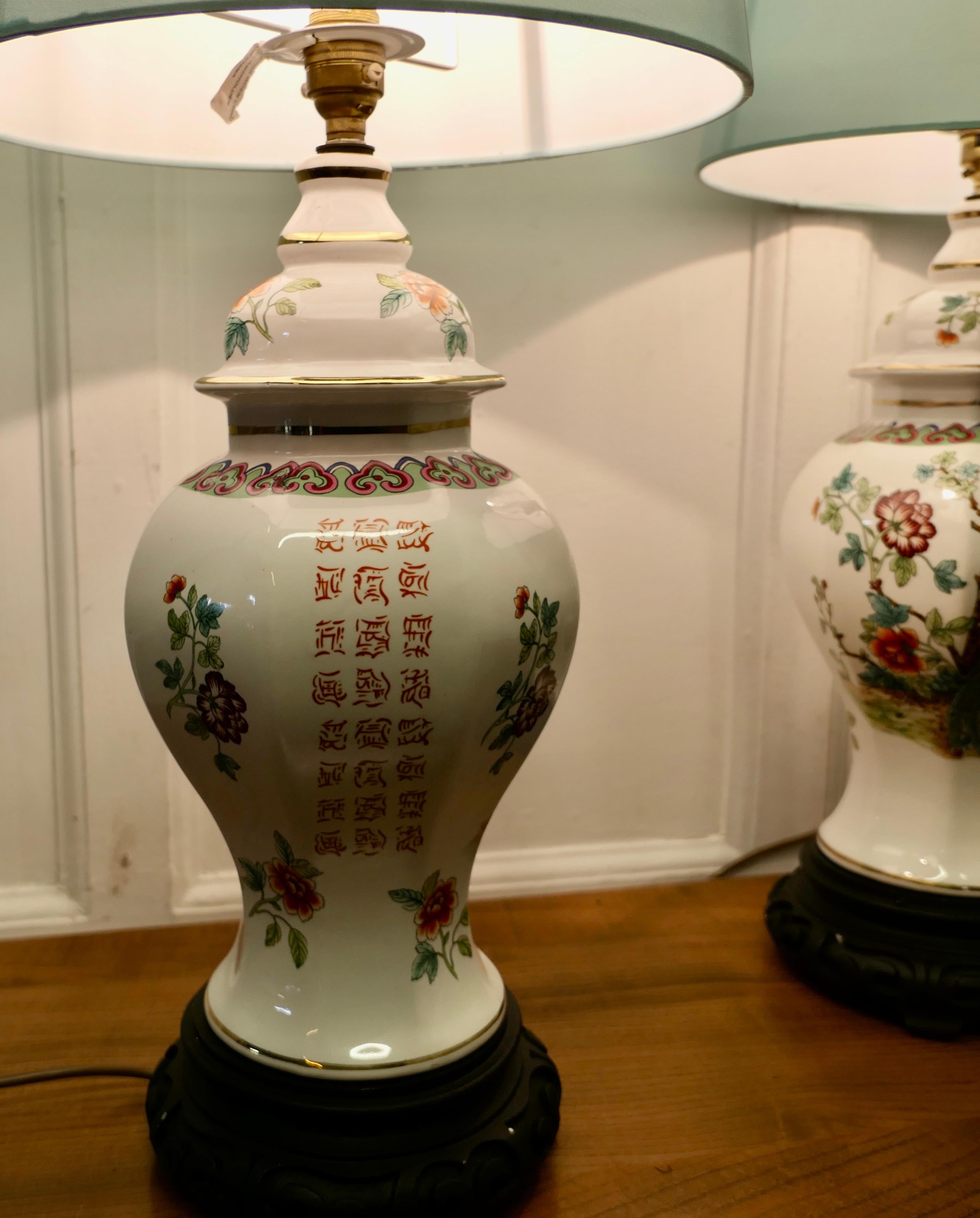 Début du 20ème siècle Paire de lampes à vase en porcelaine orientale    Une belle paire d'objets d'époque datant de l'année t en vente