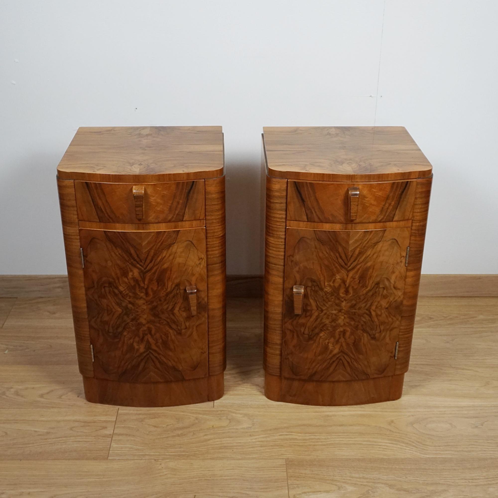 Art Déco A Pair of Original Art Deco Burr Walnut Bedside Cabinets in vendita