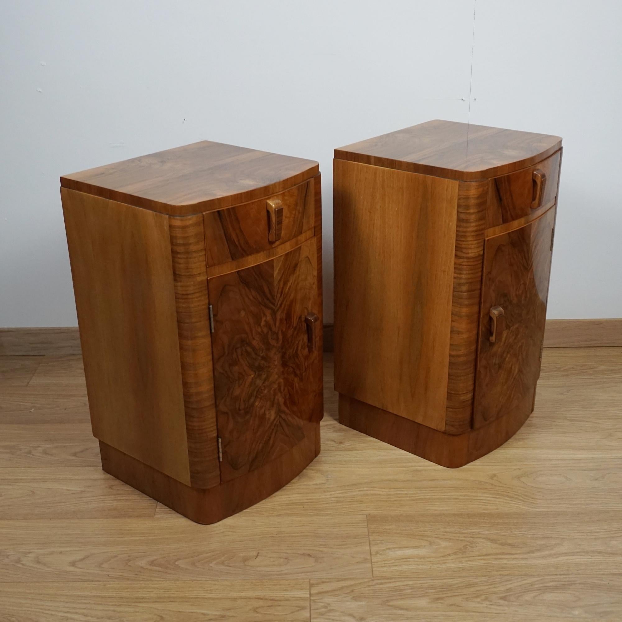 Inglese A Pair of Original Art Deco Burr Walnut Bedside Cabinets in vendita