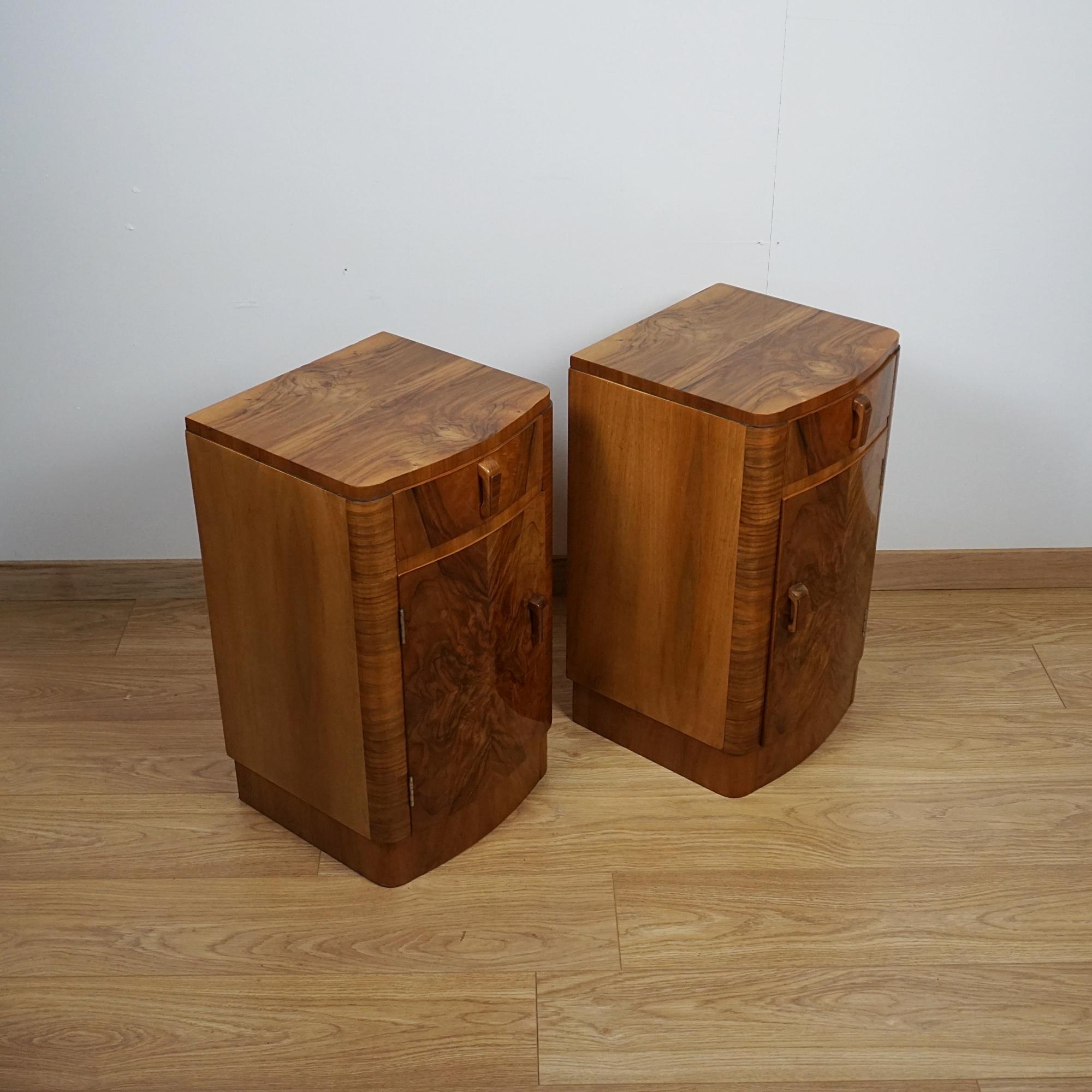 A Pair of Original Art Deco Burr Walnut Bedside Cabinets In condizioni buone in vendita a Forest Row, East Sussex