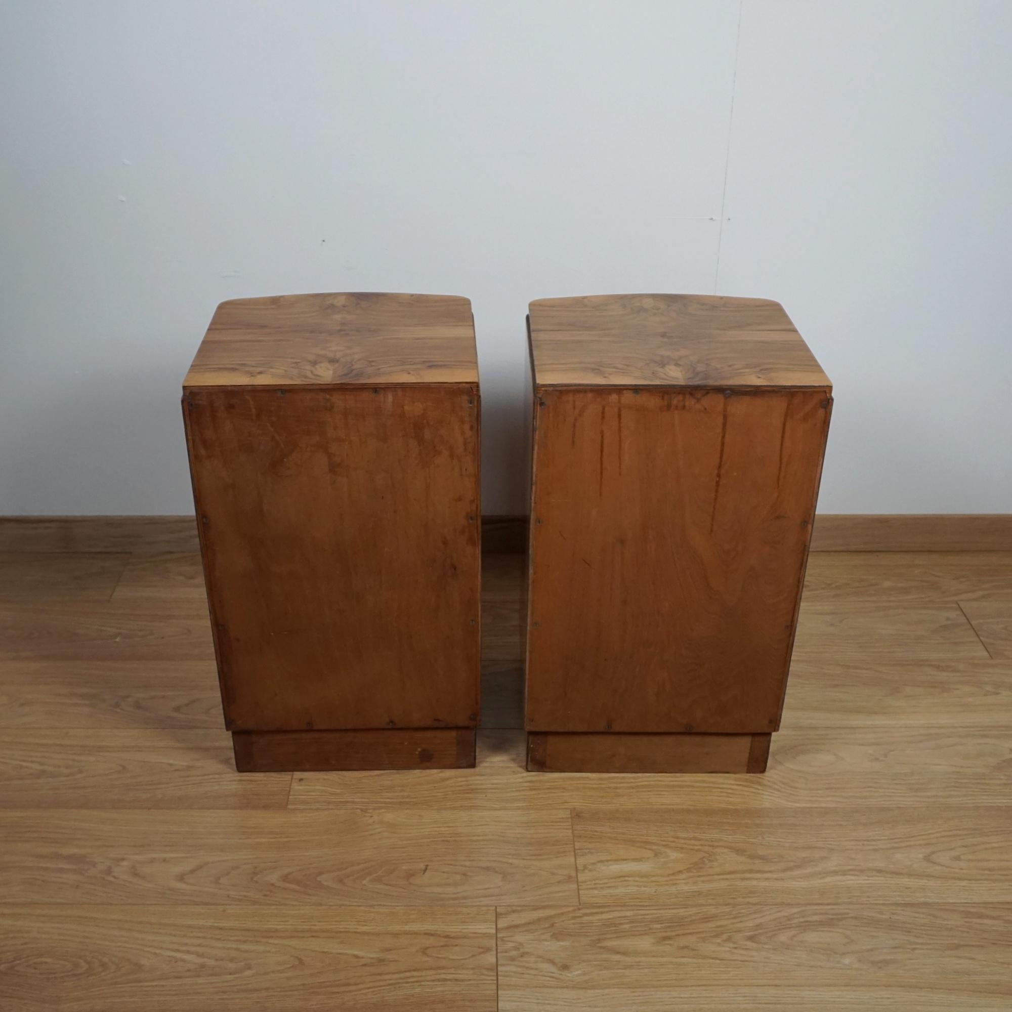 XX secolo A Pair of Original Art Deco Burr Walnut Bedside Cabinets in vendita