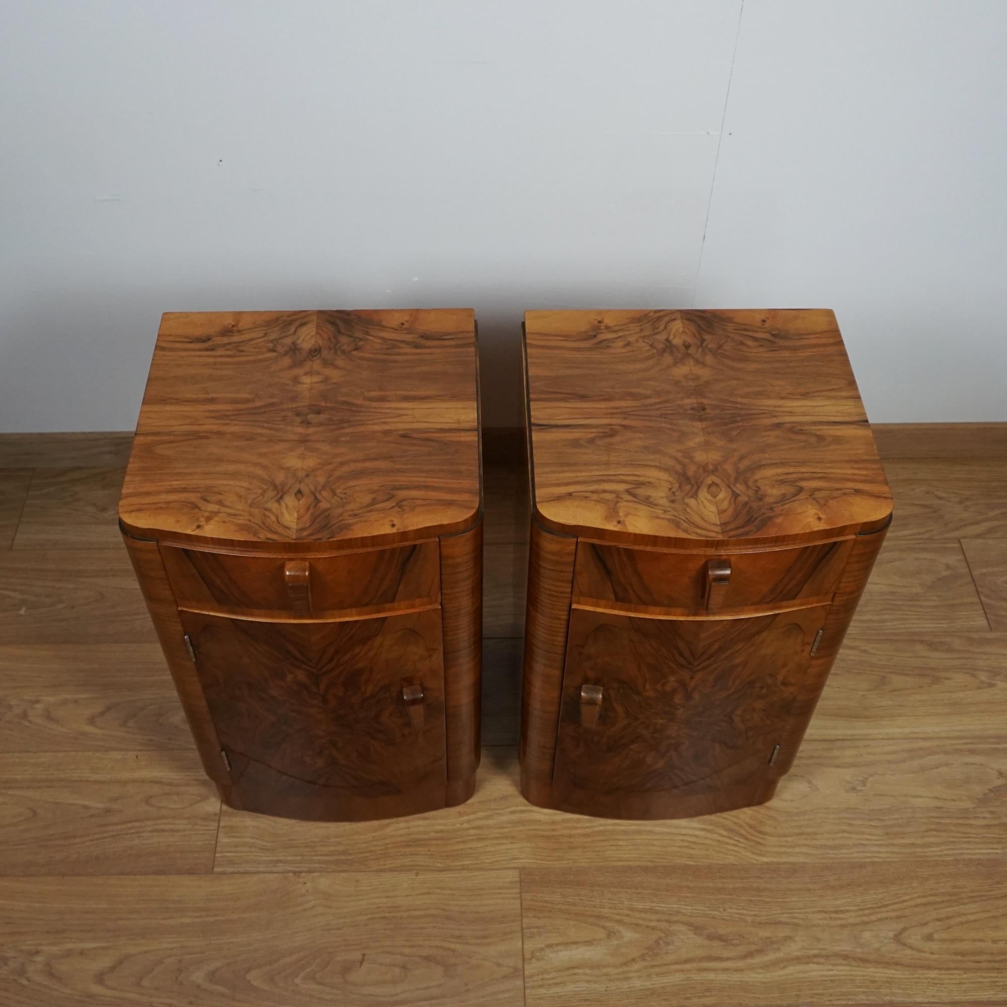 Noce A Pair of Original Art Deco Burr Walnut Bedside Cabinets in vendita