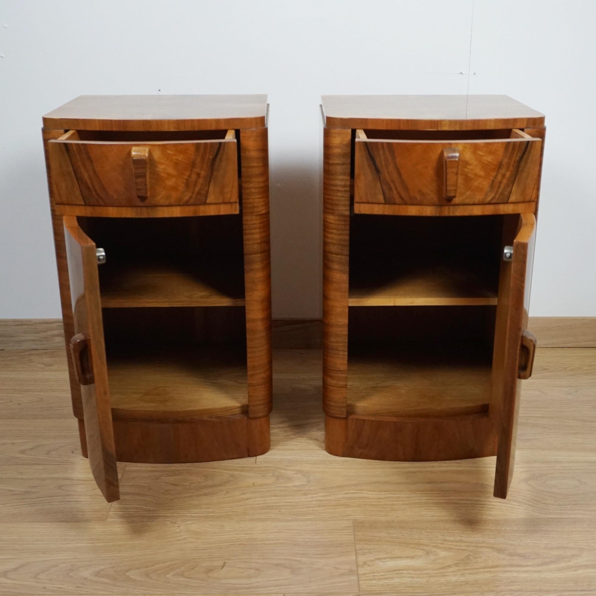 A Pair of Original Art Deco Burr Walnut Bedside Cabinets in vendita 1
