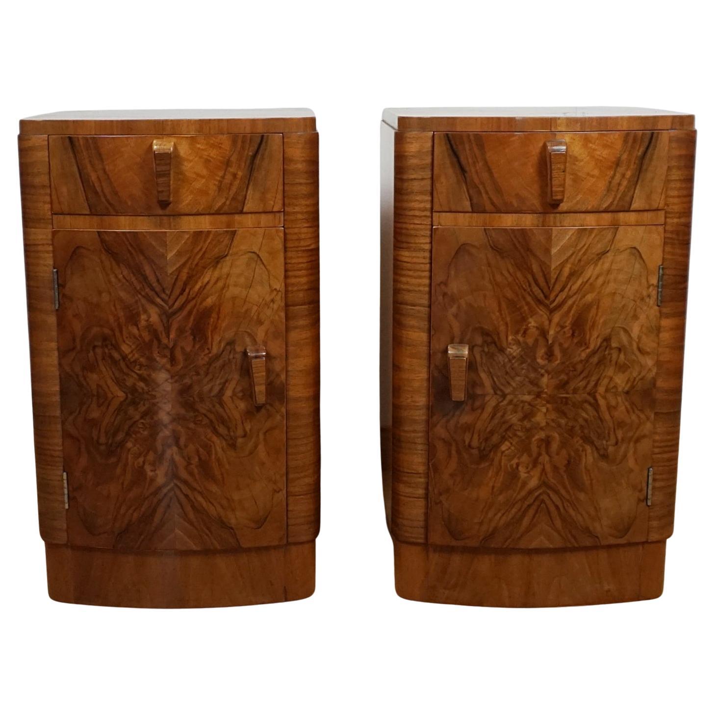 A Pair of Original Art Deco Burr Walnut Bedside Cabinets in vendita