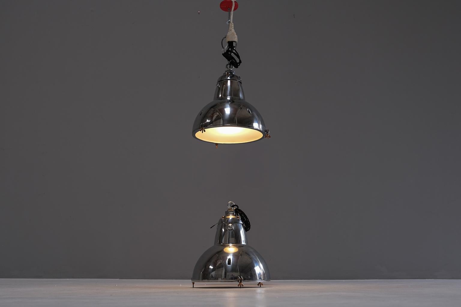 Ein Paar hochwertiger, vollständig restaurierter industrieller Luminaire aus Frankreich.

Dieser Leuchtentyp stammt aus den 1940er Jahren und wurde zur Beleuchtung von großen Flächen (z. B. Industriehallen) und Straßen eingesetzt. Das Gehäuse ist