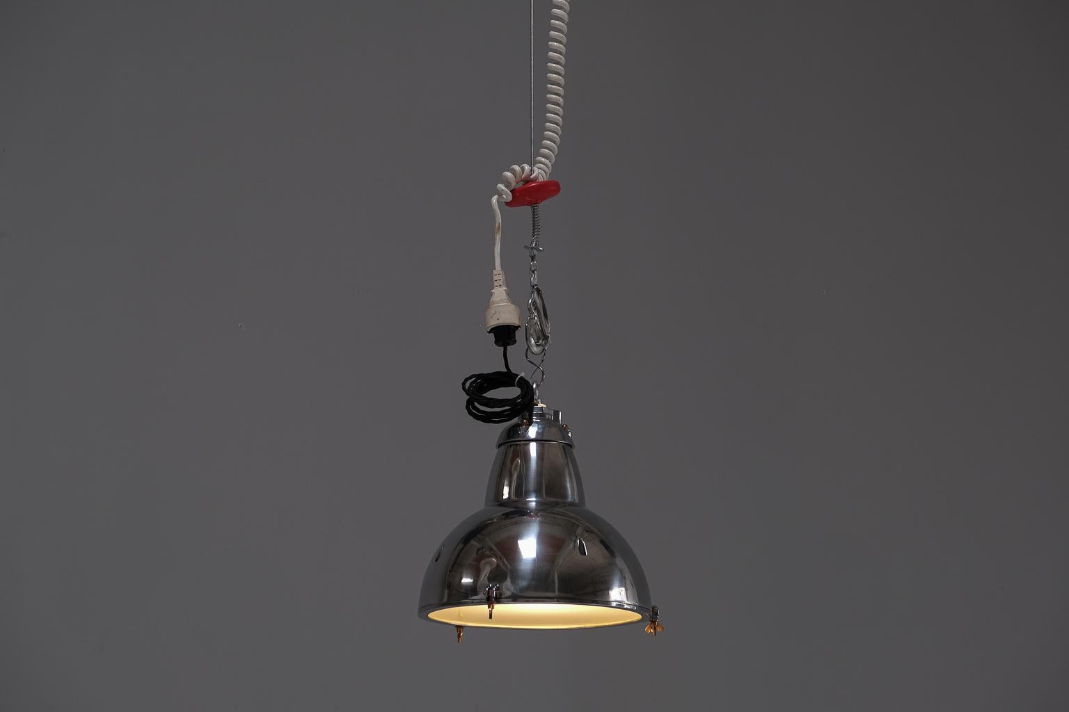 Ein Paar original französische Industrielampen, restauriert, ca. 1040er Jahre (Industriell) im Angebot