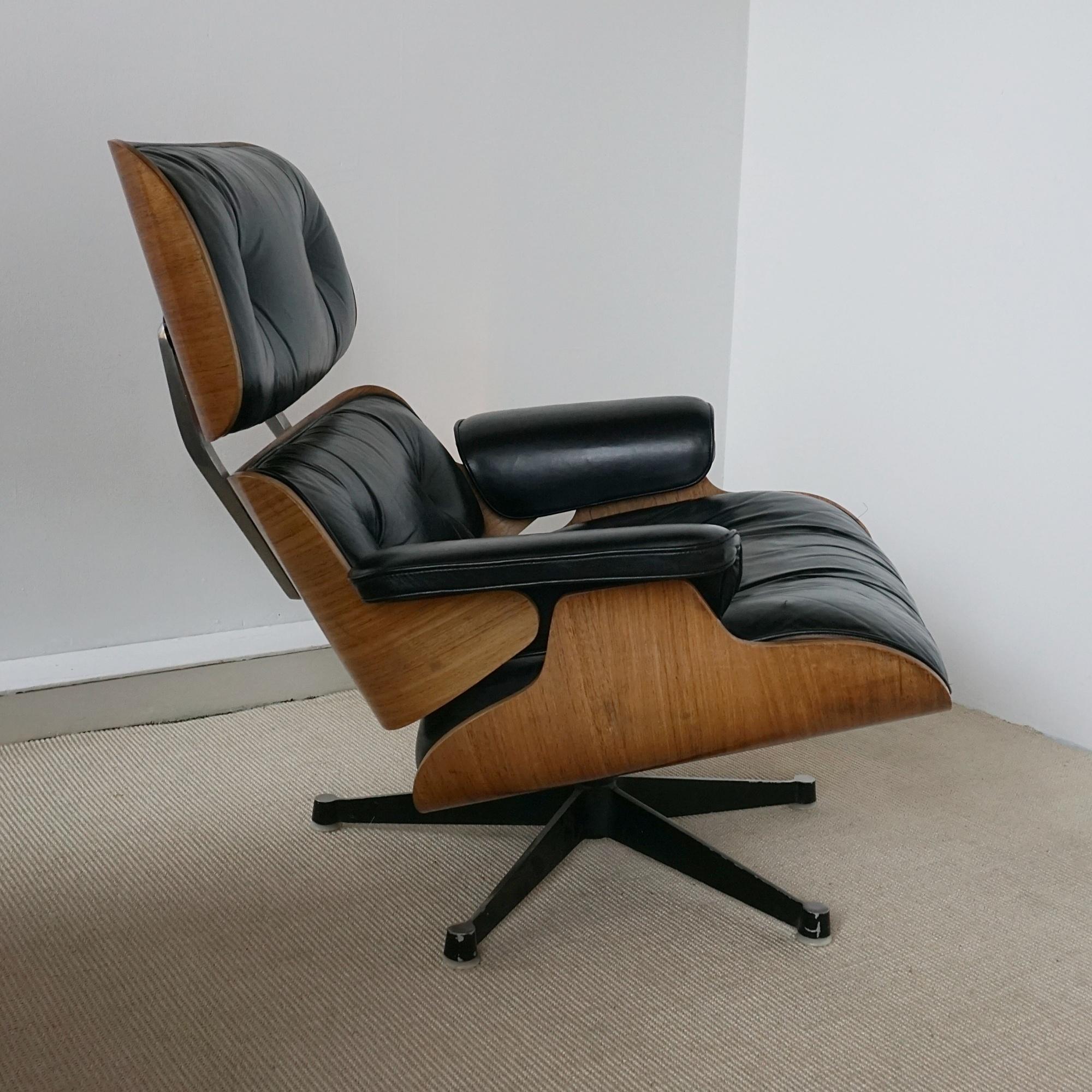 A Pair of Original Herman Miller Eames Chairs and Ottoman for Hille In Good Condition In Forest Row, East Sussex