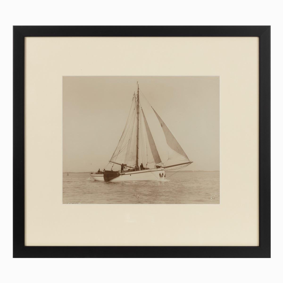 Gravures originales du voilier néerlandais Verona naviguant bâbord amures dans le Solent.
Un point intéressant de cette image est que le bateau a une grand-voile à pieds libres,
vers 1920

Signé/Inscrit : Signé Kirk Cowes.