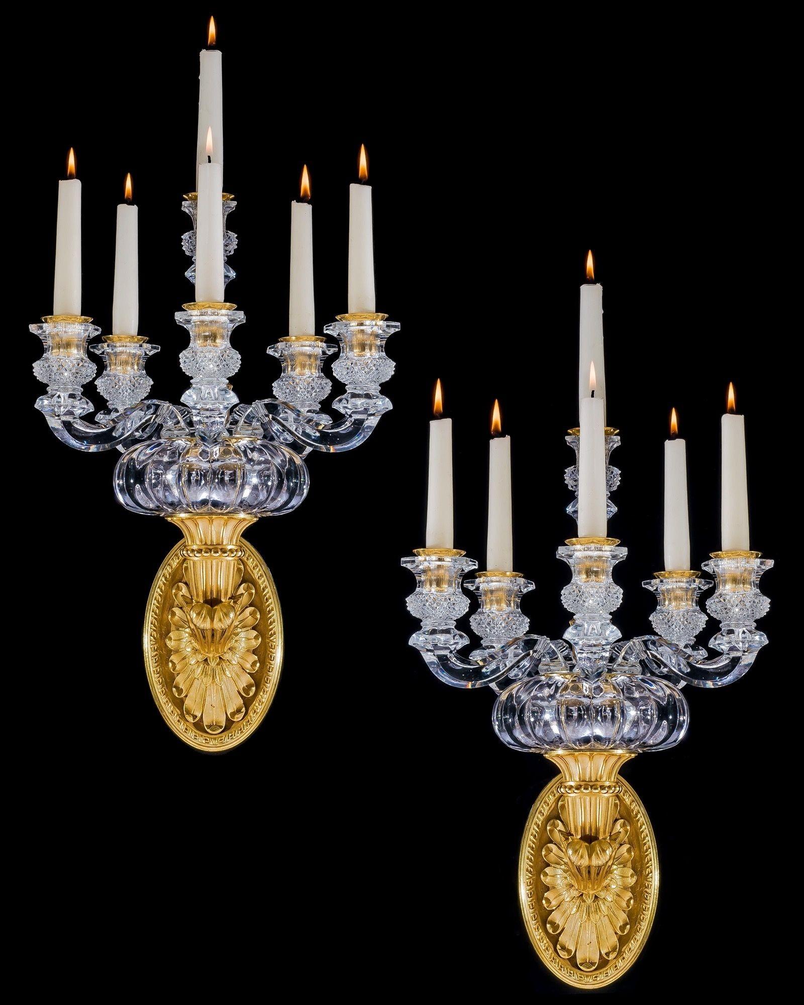 Francese Coppia di lampade da parete Impero in ormolu e cristallo attribuite a Baccarat in vendita