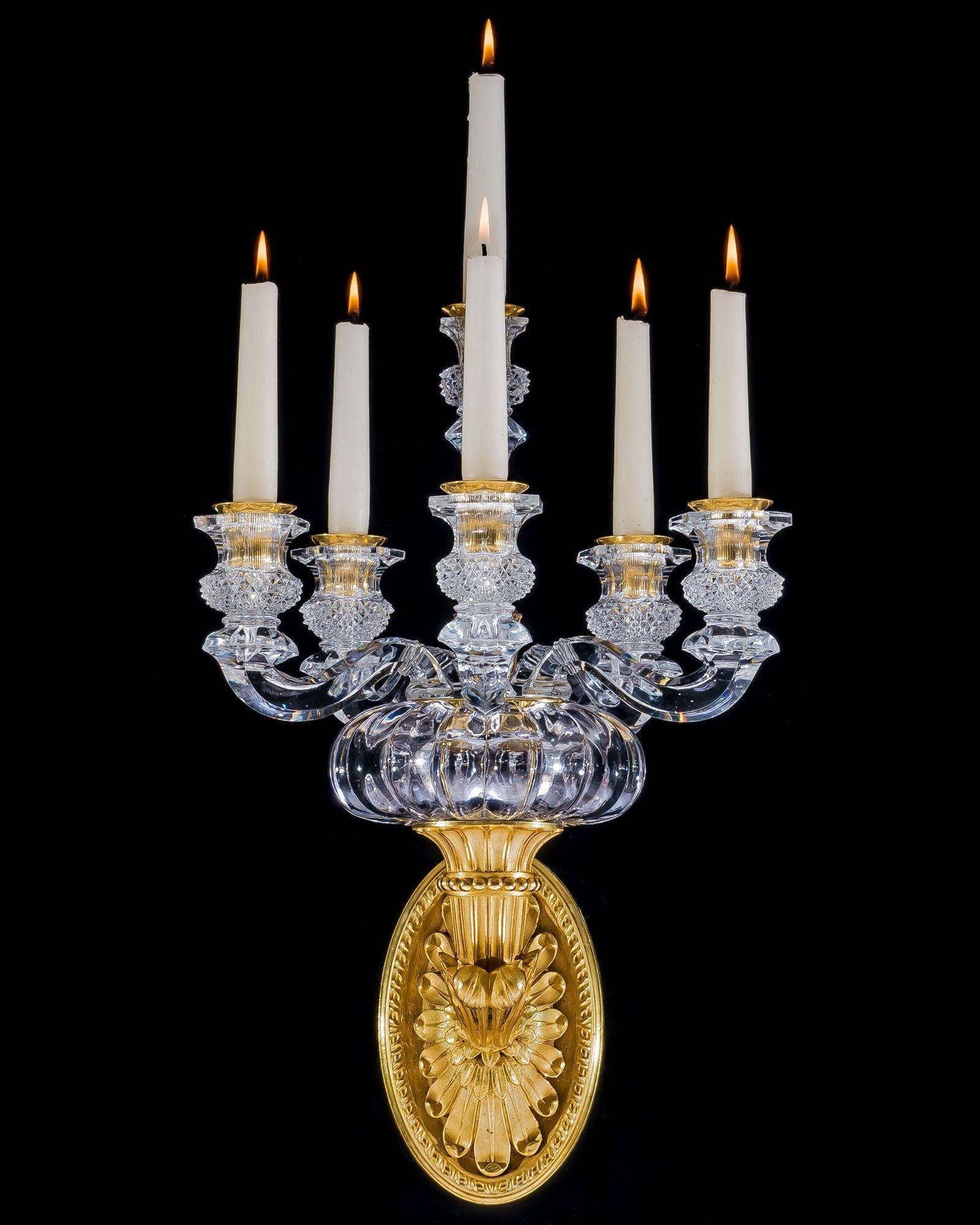 XIX secolo Coppia di lampade da parete Impero in ormolu e cristallo attribuite a Baccarat in vendita