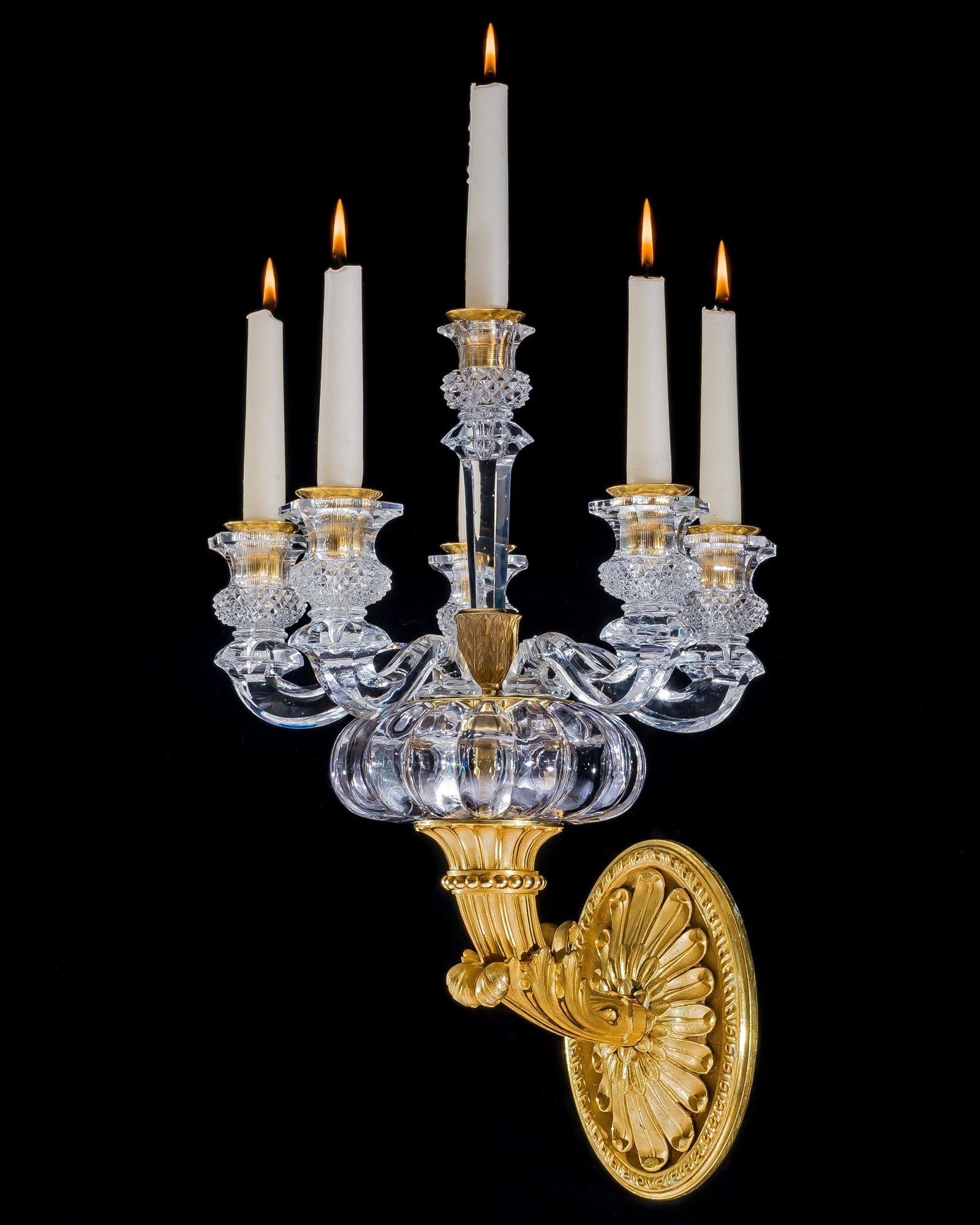 Vetro intagliato Coppia di lampade da parete Impero in ormolu e cristallo attribuite a Baccarat in vendita