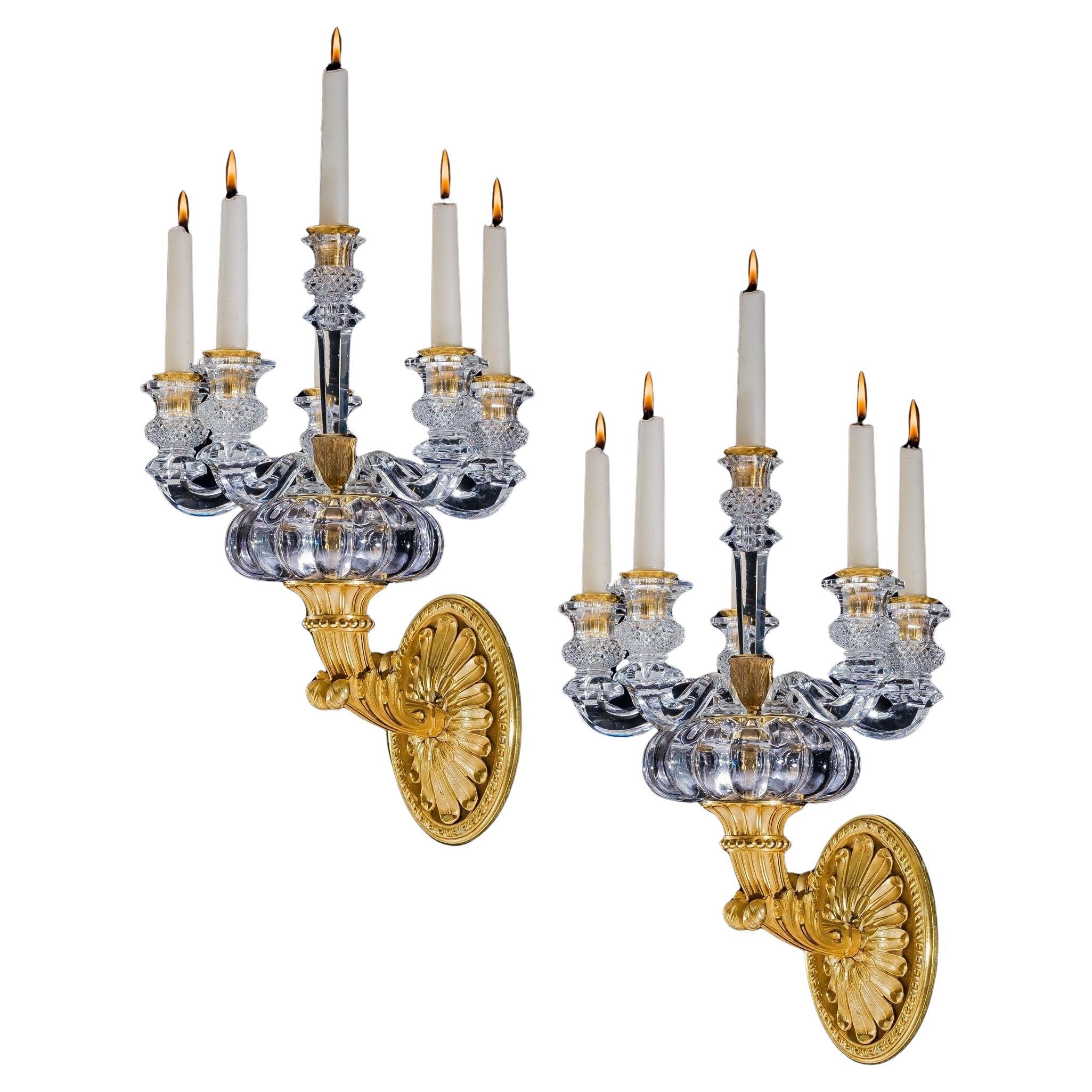 Coppia di lampade da parete Impero in ormolu e cristallo attribuite a Baccarat in vendita