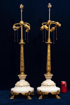 Ein Paar Tischlampen aus Goldbronze und Marmor, signiert Sterling Bronze Co. New Yorker
