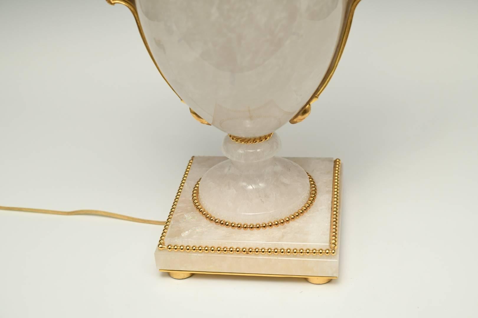 XXIe siècle et contemporain Paire de lampes en cristal de roche à poser ou suspendre en bronze doré en vente